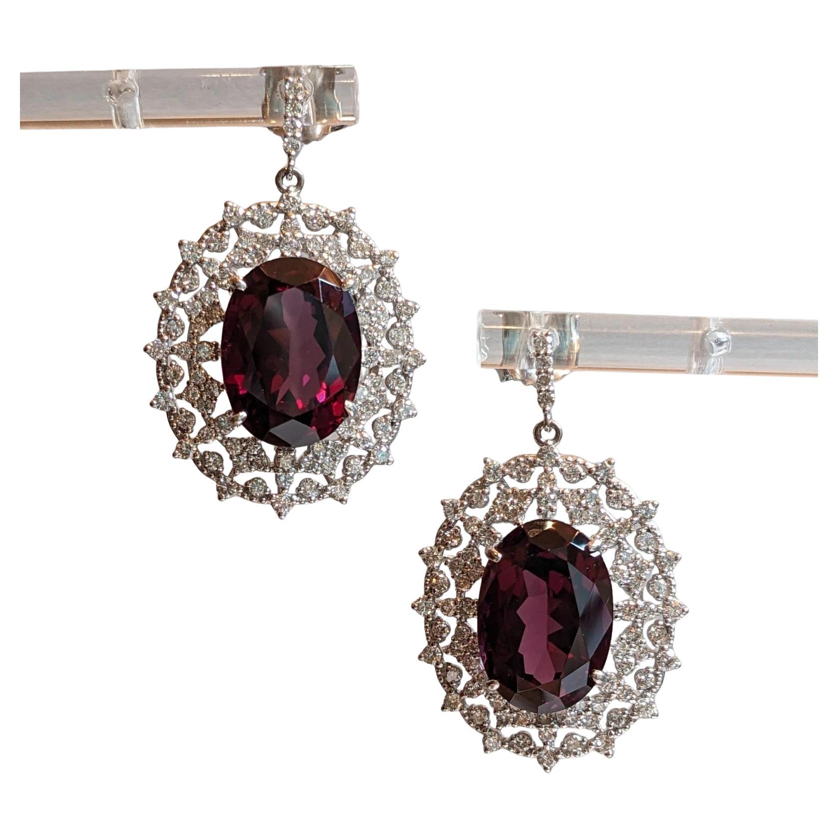 Boucles d'oreilles pendantes en platine avec grenat ovale et diamant de 24,54 ct