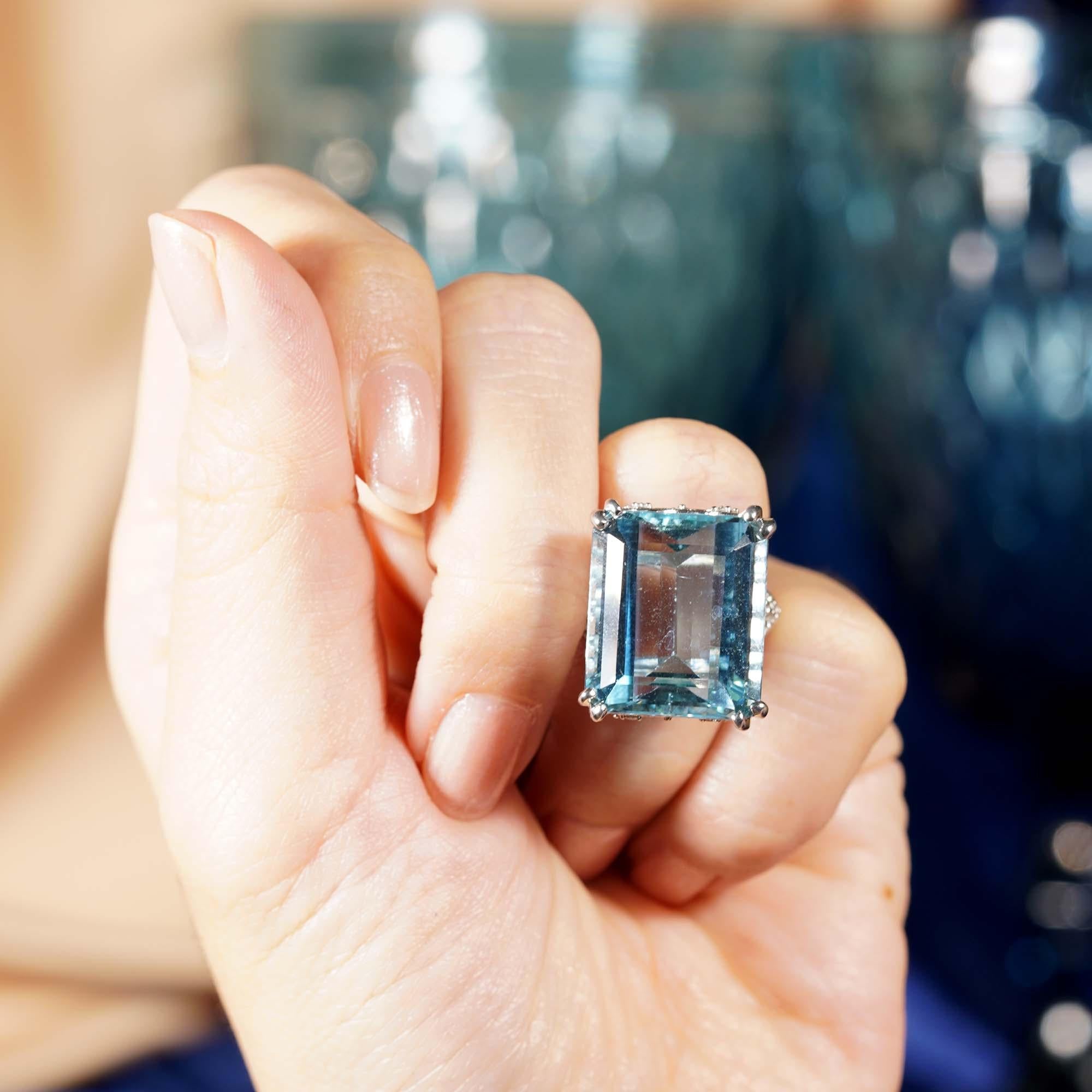 24.55 CT. Cert Blue Octagon Aquamarine & Diamond Cocktail 18K White Gold Ring en Nuevo estado para la venta en Oakton, VA