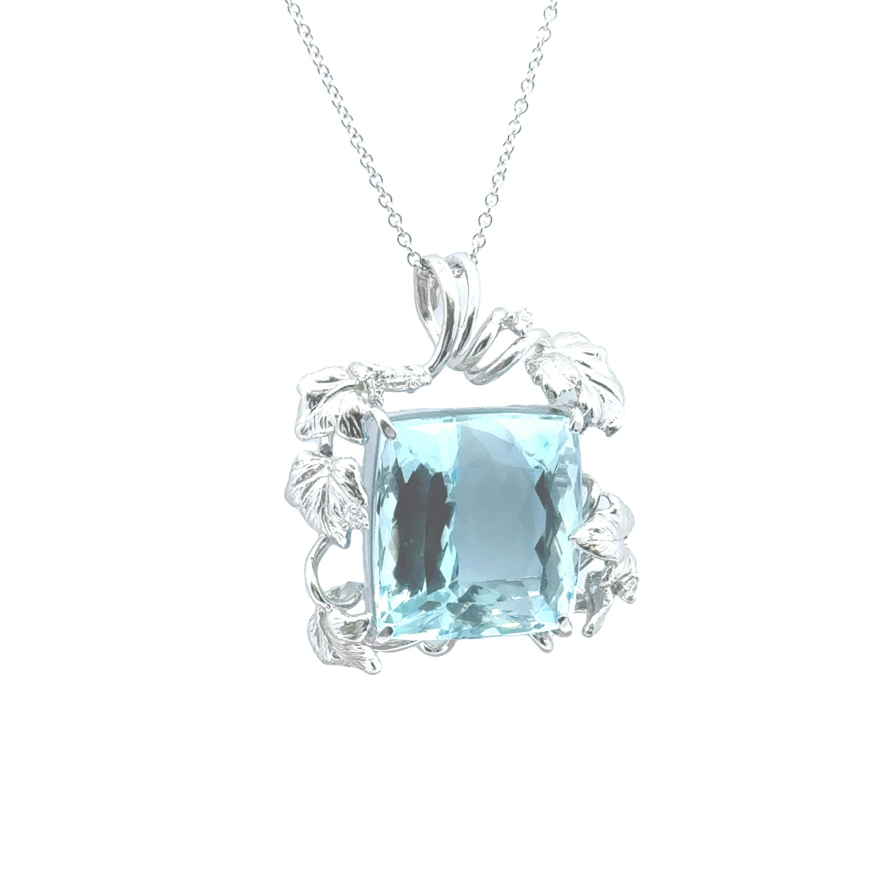 Contemporaneo Collana con ciondolo in oro bianco 18k con diamante e acquamarina da 24,56 carati in vendita