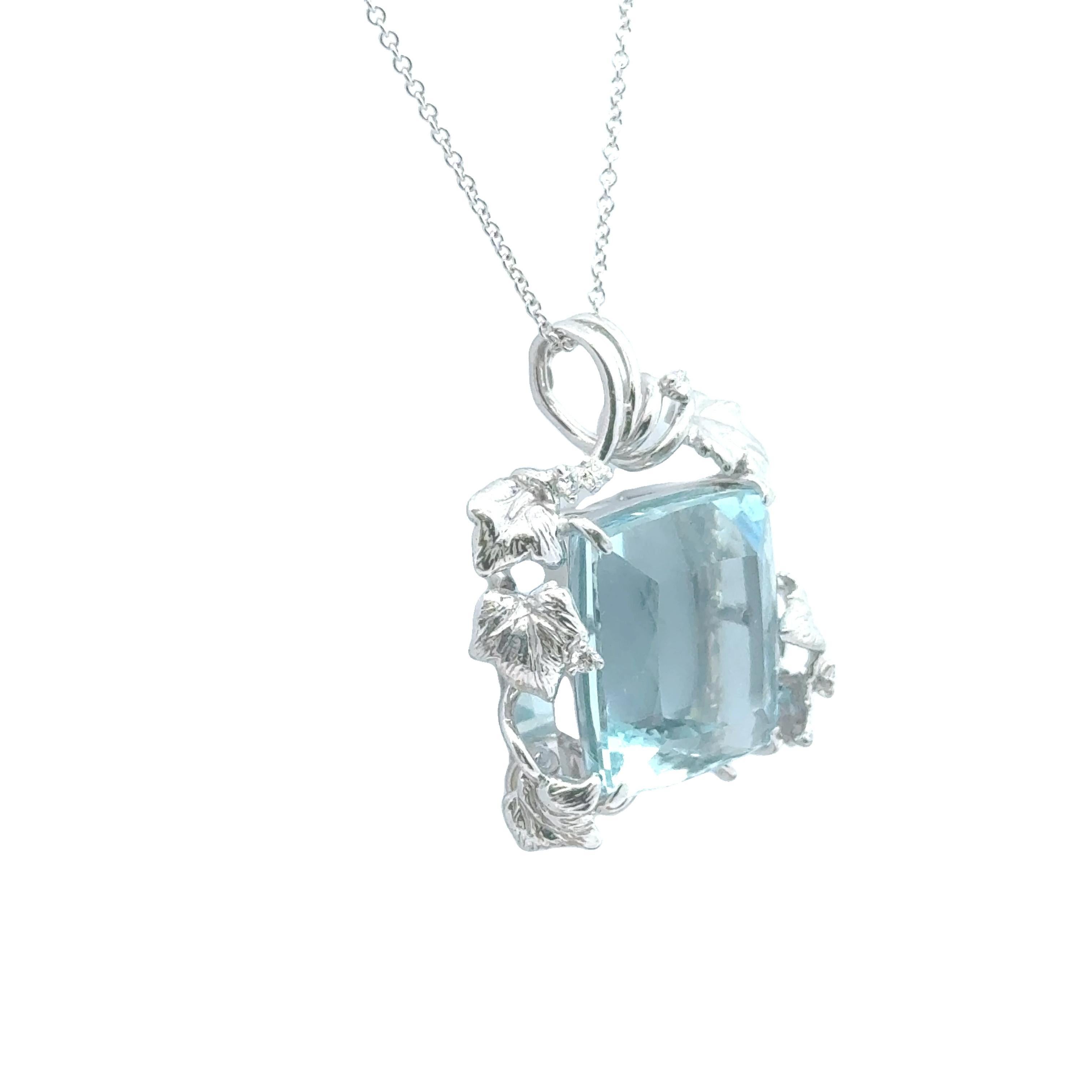 Taglio cuscino Collana con ciondolo in oro bianco 18k con diamante e acquamarina da 24,56 carati in vendita