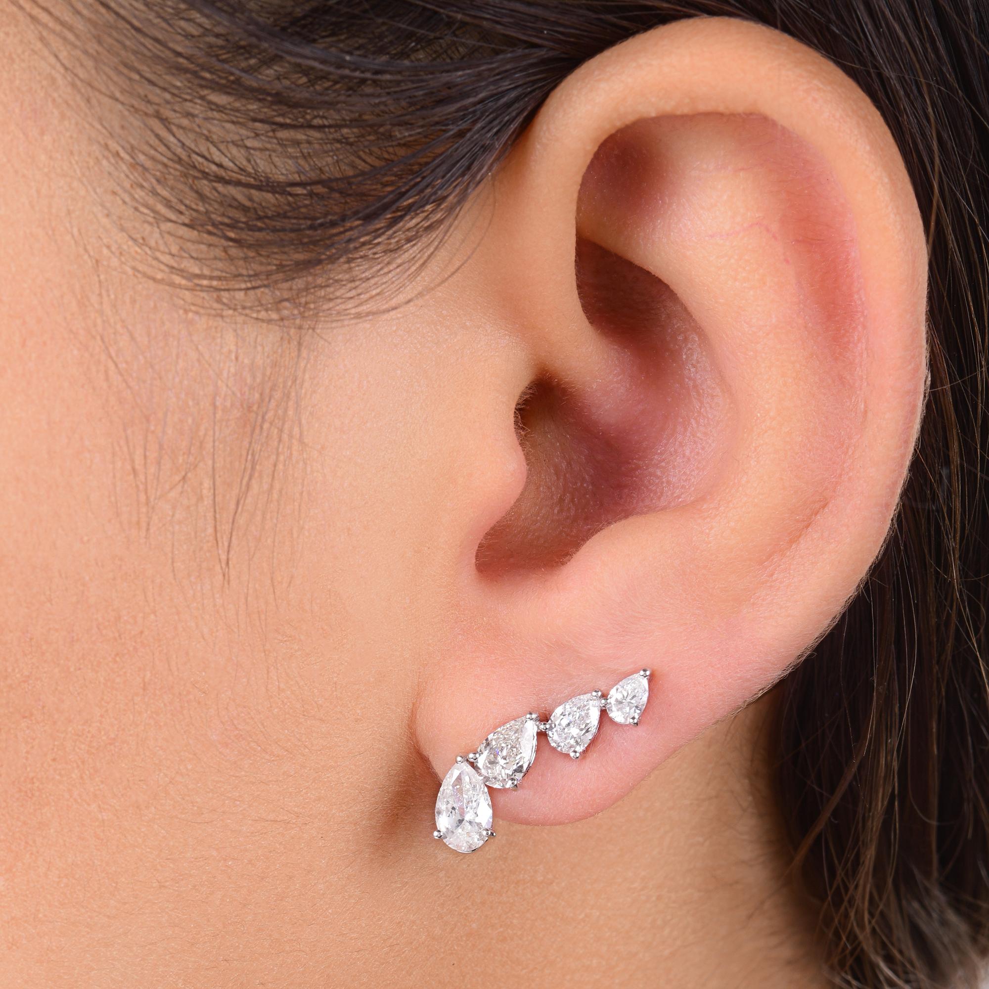 Orecchini con diamante naturale da 2,45 carati SI/H Oro bianco 18 carati Tutte le tariffe pagate
Questi orecchini a perno sono magistralmente incastonati con quattro diamanti taglio pera brillanti che formano degli orecchini stile arrampicatore,