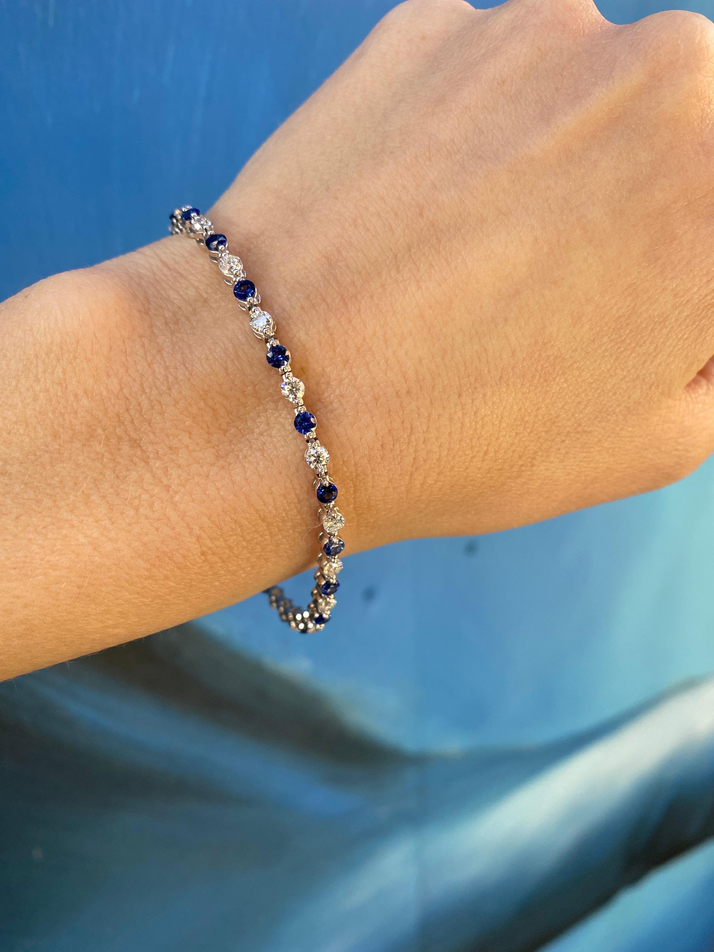 Armband mit 2,45 Karat runden natürlichen blauen Saphiren und 2,01 Karat runden Diamanten  für Damen oder Herren im Angebot