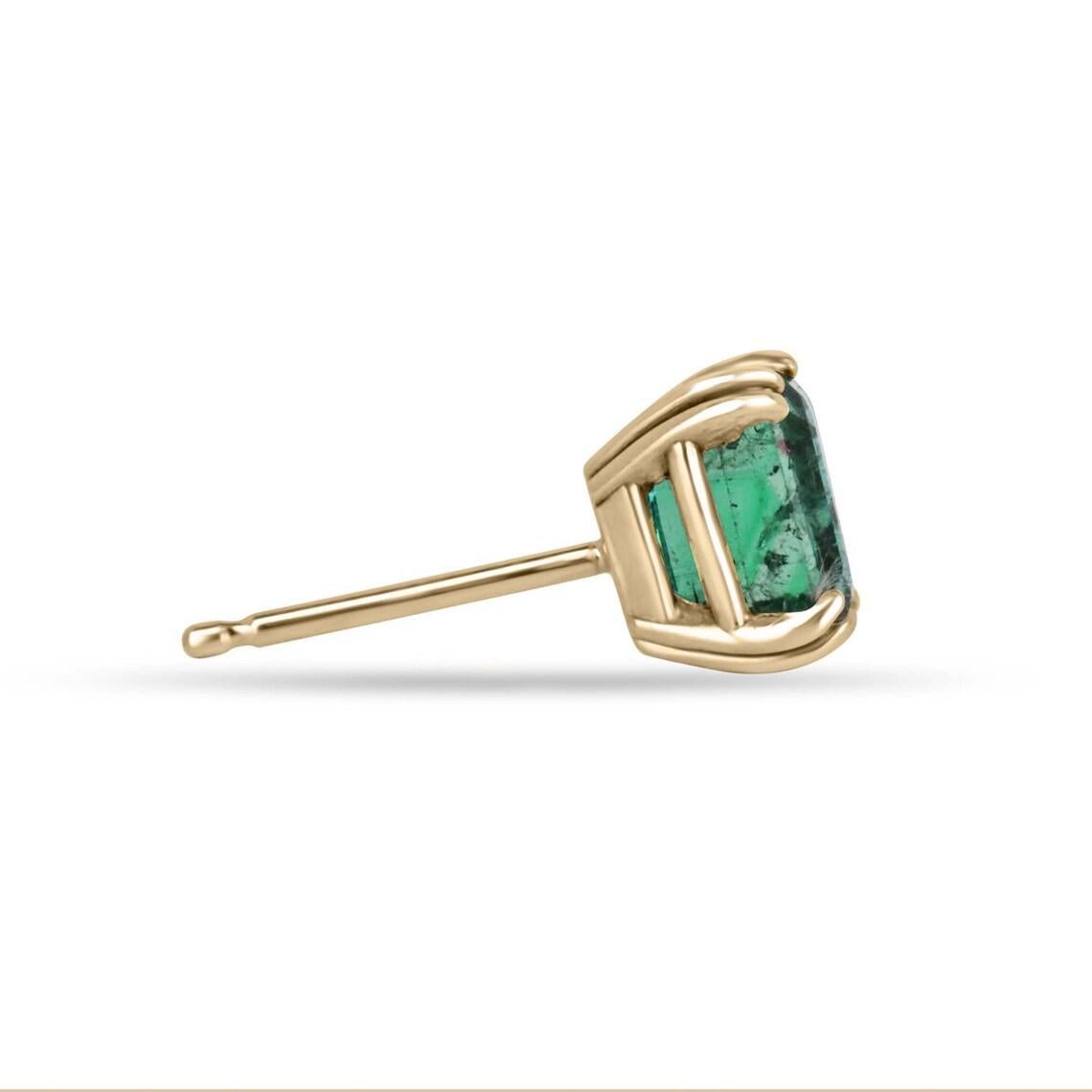 Portez nos boucles d'oreilles en émeraudes, d'un poids total de 2,45 carats, avec de superbes émeraudes taillées à l'emporte-pièce. Serties dans une monture à deux griffes en or jaune 14 carats, ces boucles d'oreilles rayonnent de sophistication