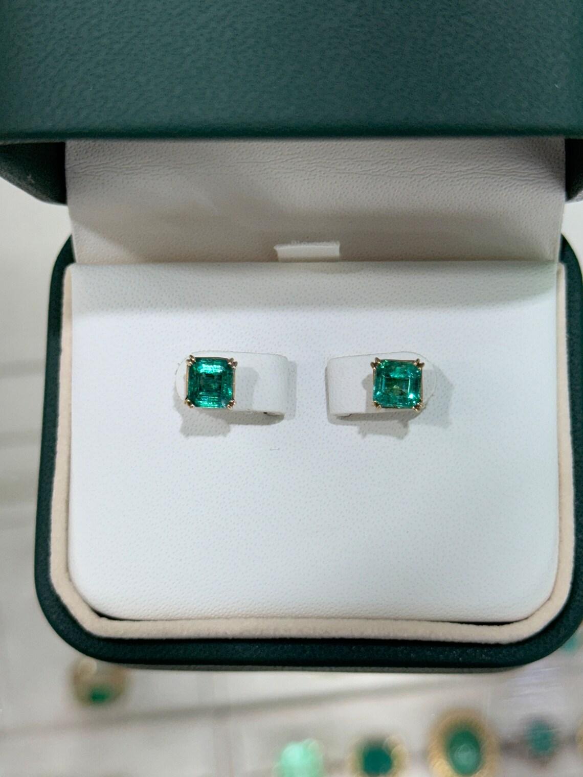 Moderne 2.45tcw 14K Asscher Cut Emerald Stud Earrings Deep Green Double Claw Prong Set en vente