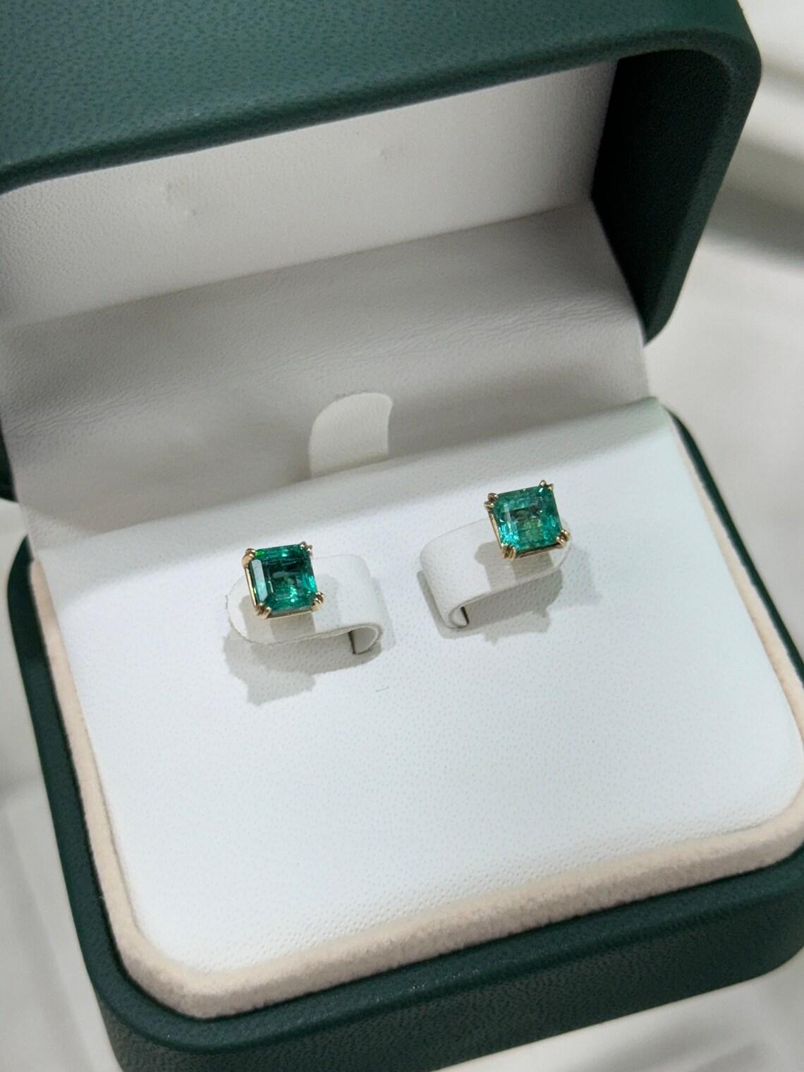 2.45tcw 14K Asscher Cut Emerald Stud Earrings Deep Green Double Claw Prong Set Neuf - En vente à Jupiter, FL