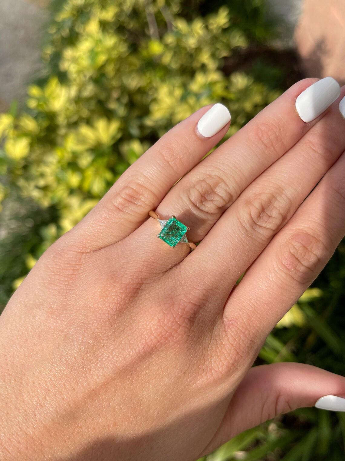 Moderno Anello d'oro con 3 pietre e diamanti taglio smeraldo e trillion, 2,45tcw 18K in vendita