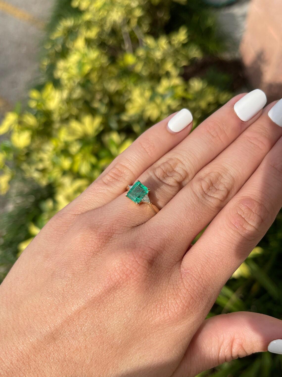 Taglio smeraldo Anello d'oro con 3 pietre e diamanti taglio smeraldo e trillion, 2,45tcw 18K in vendita