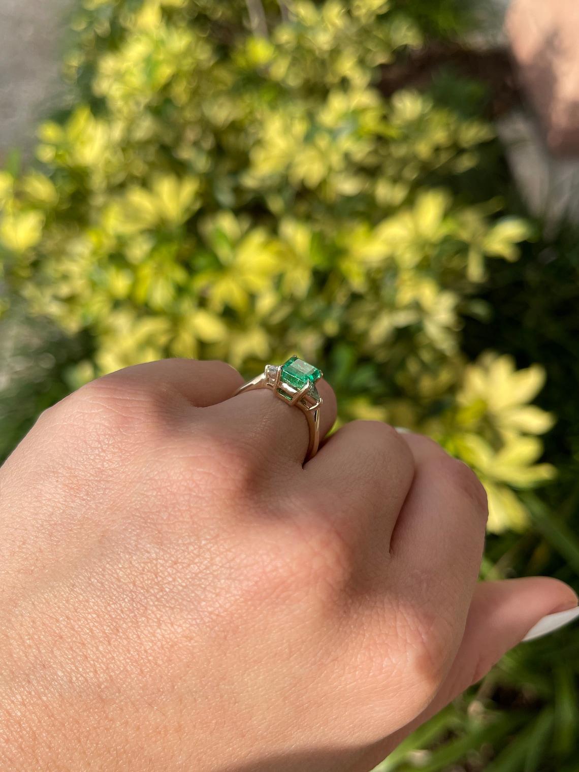 Anello d'oro con 3 pietre e diamanti taglio smeraldo e trillion, 2,45tcw 18K In condizioni Nuovo in vendita a Jupiter, FL