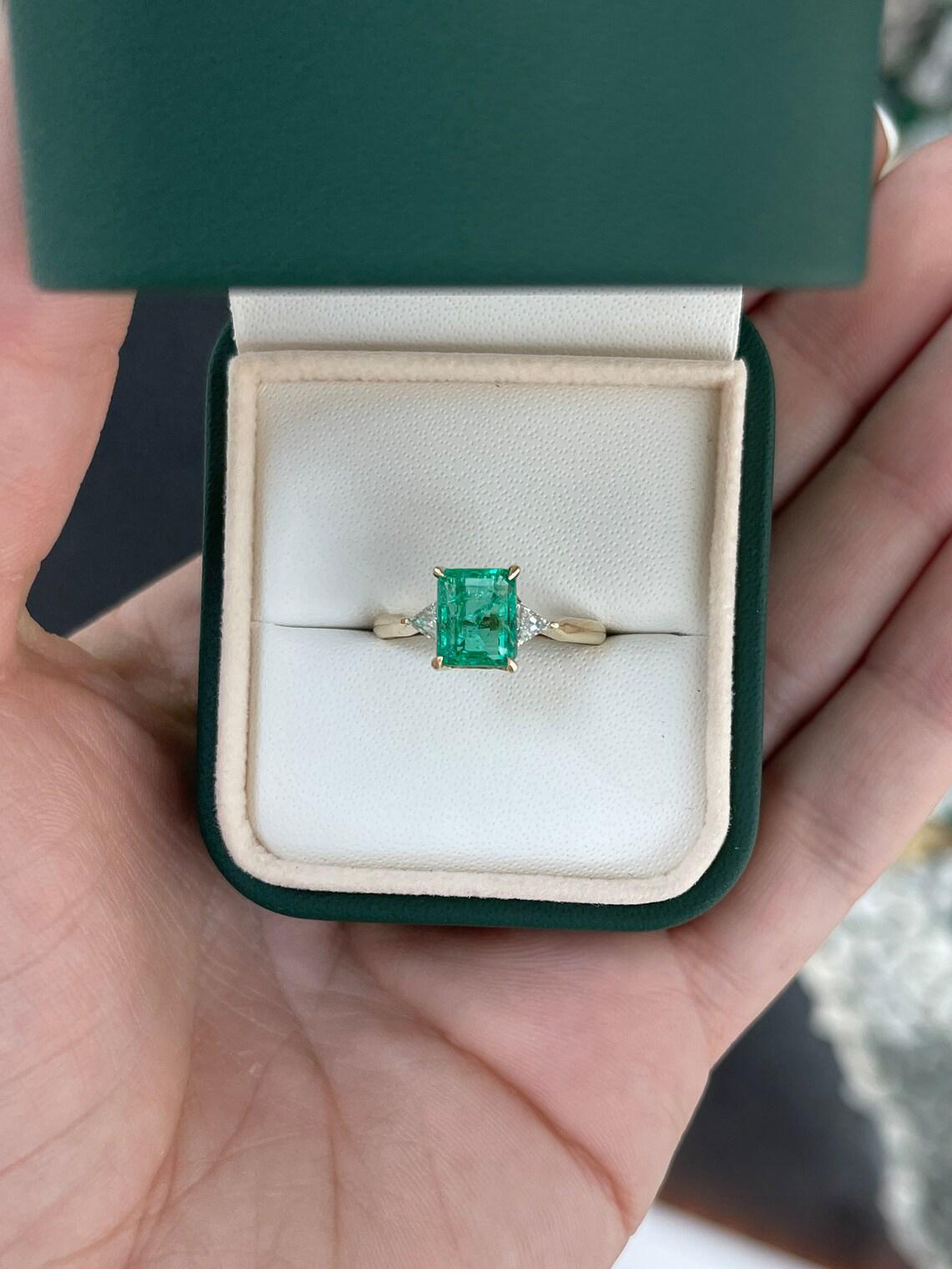 Donna Anello d'oro con 3 pietre e diamanti taglio smeraldo e trillion, 2,45tcw 18K in vendita