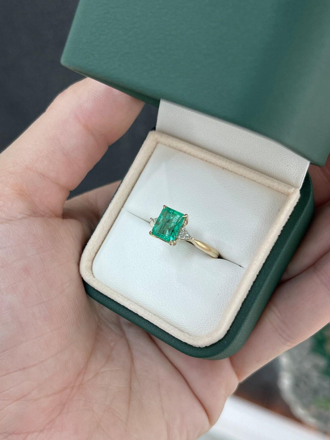 Anello d'oro con 3 pietre e diamanti taglio smeraldo e trillion, 2,45tcw 18K in vendita 1