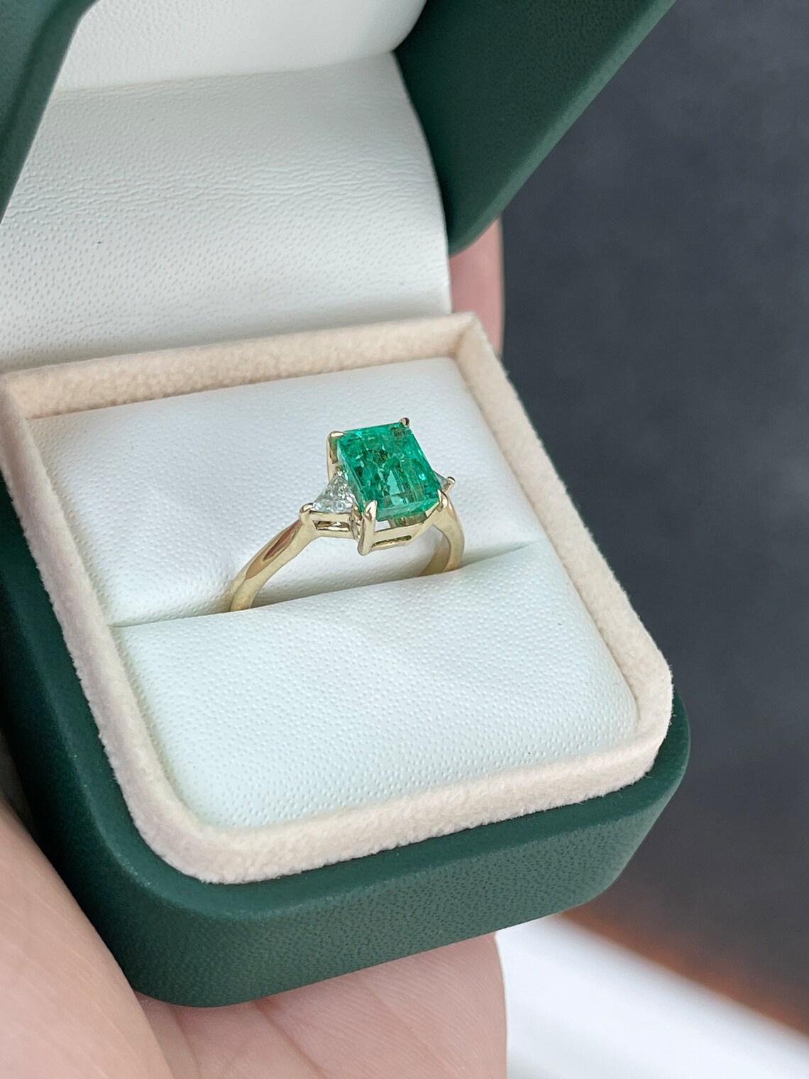Anello d'oro con 3 pietre e diamanti taglio smeraldo e trillion, 2,45tcw 18K in vendita 2