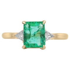 Anello d'oro con 3 pietre e diamanti taglio smeraldo e trillion, 2,45tcw 18K