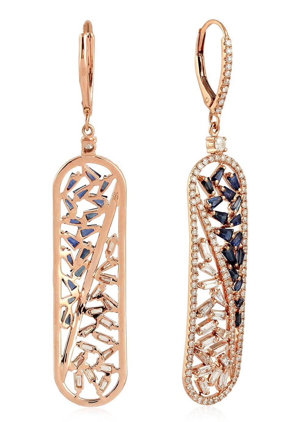 Moderno Orecchini in oro 18 carati con diamante baguette e zaffiro blu da 2,46 carati in vendita