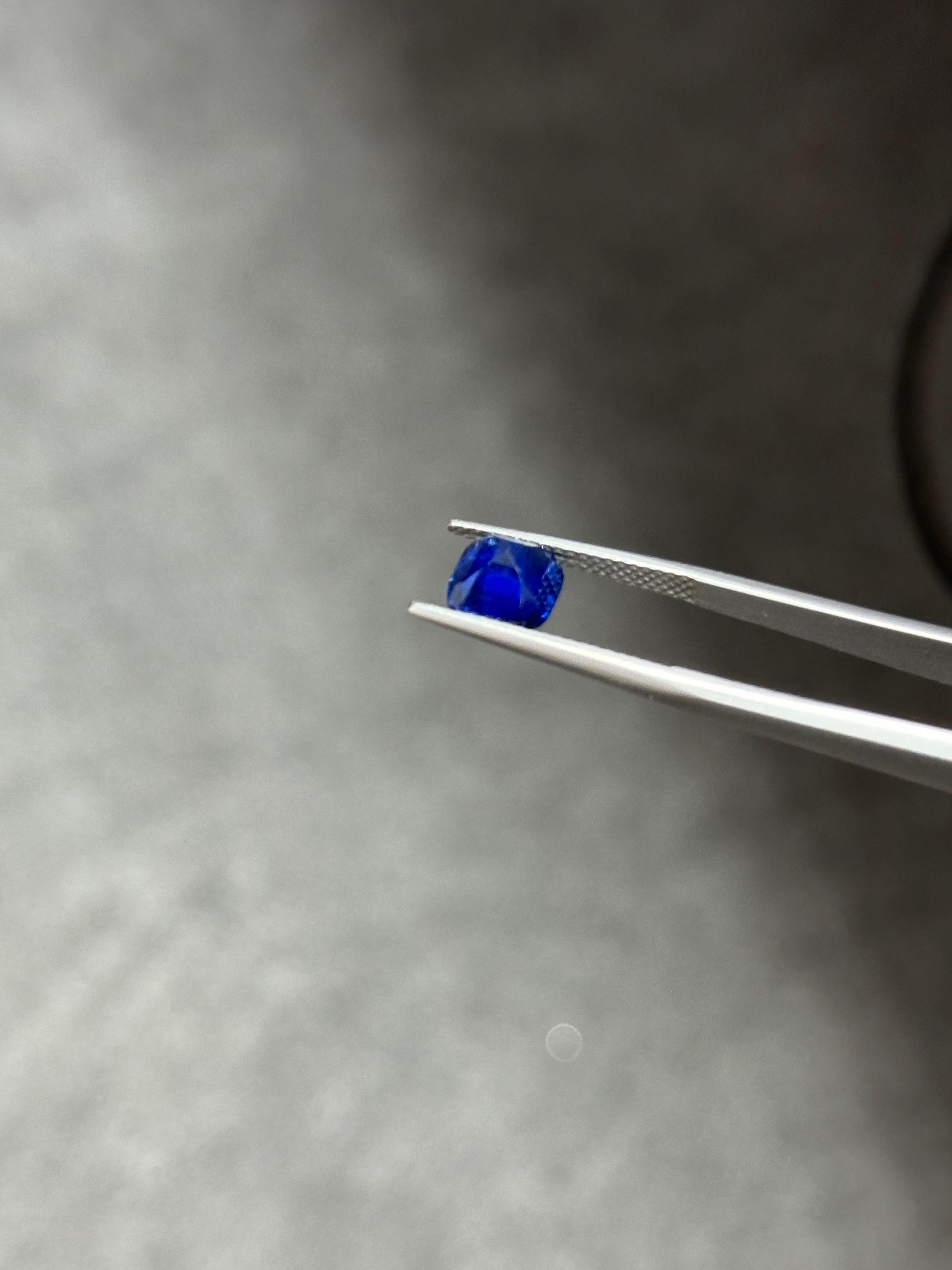2.46 Carat Ceylon Blue cushion-cut Sapphire 5