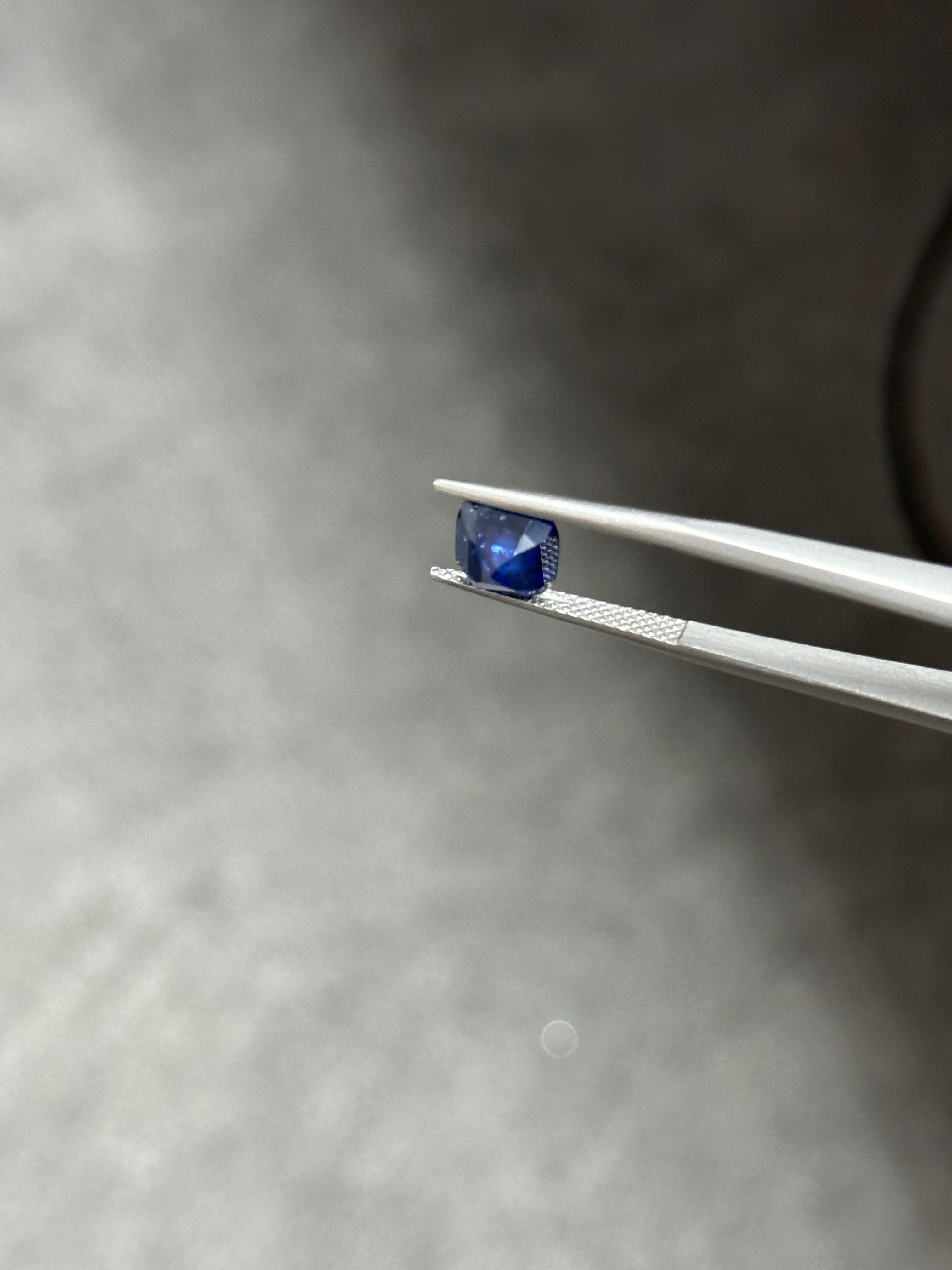 2.46 Carat Ceylon Blue cushion-cut Sapphire 4