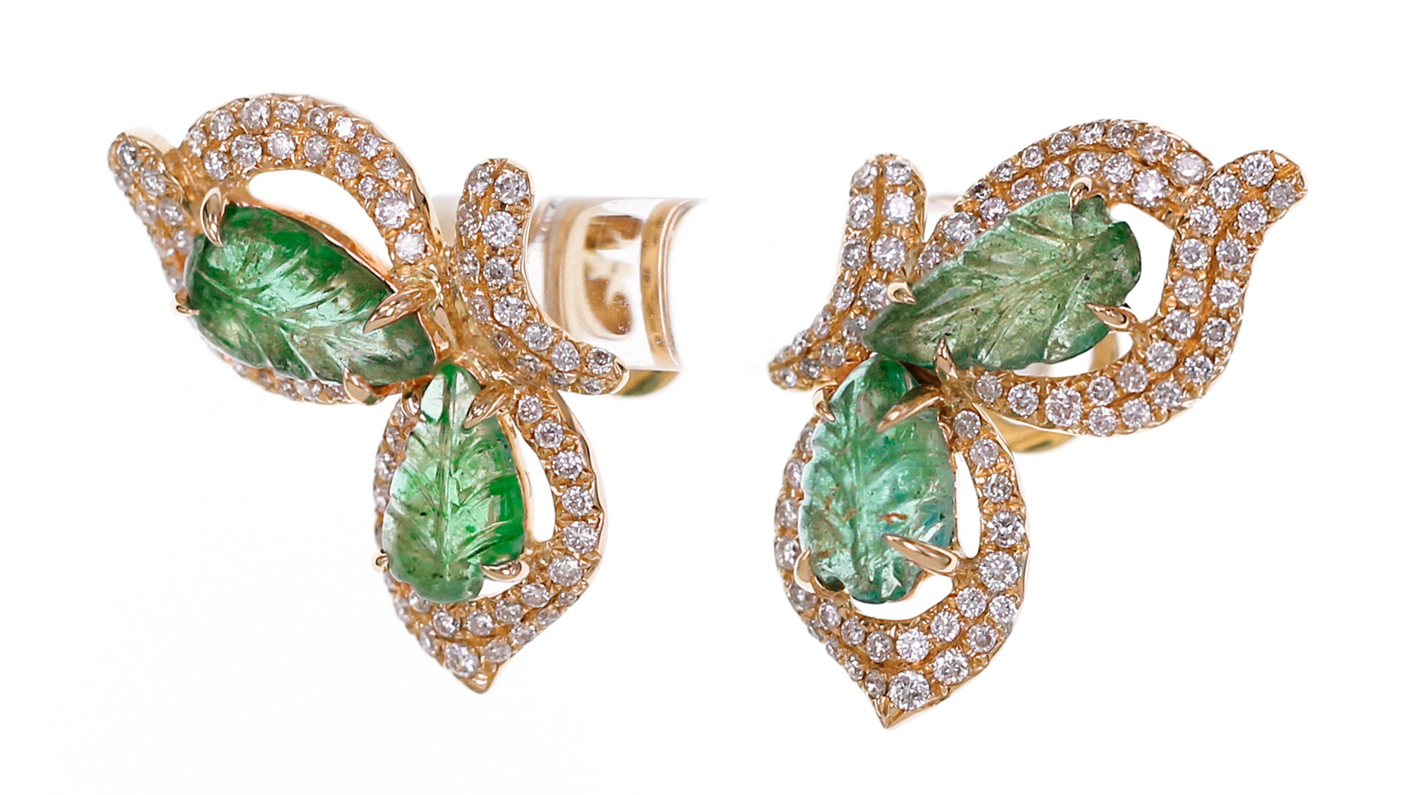 Un'antica coppia di smeraldi intagliati è incastonata in un design molto classico con diamanti bianchi. 2,46 carati di smeraldo intagliato e 0,55 carati di diamante bianco brillante sono incastonati in questo orecchino.