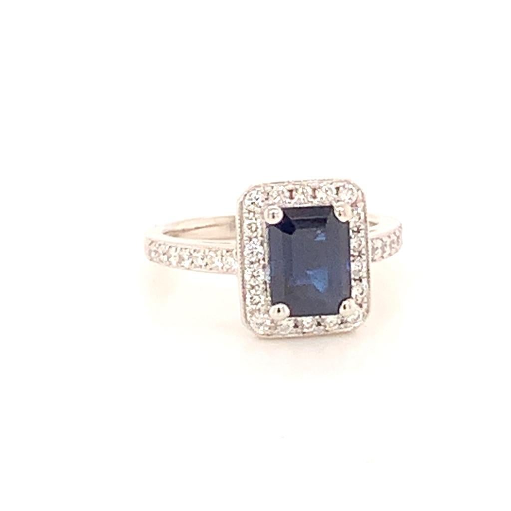 Dieser makellos gestaltete Ring trägt in seiner Mitte einen atemberaubenden blauen Saphir im Smaragdschliff von 2,46 Karat. Die satten, dunklen Farbtöne dieses unschätzbaren Edelsteins werden von glitzernden runden Brillanten umrahmt, die in ein