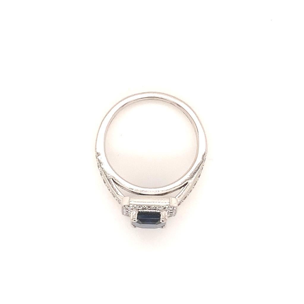 Ring aus Platin mit 2,46 Karat blauem Saphir im Smaragdschliff und Diamant im Angebot 1
