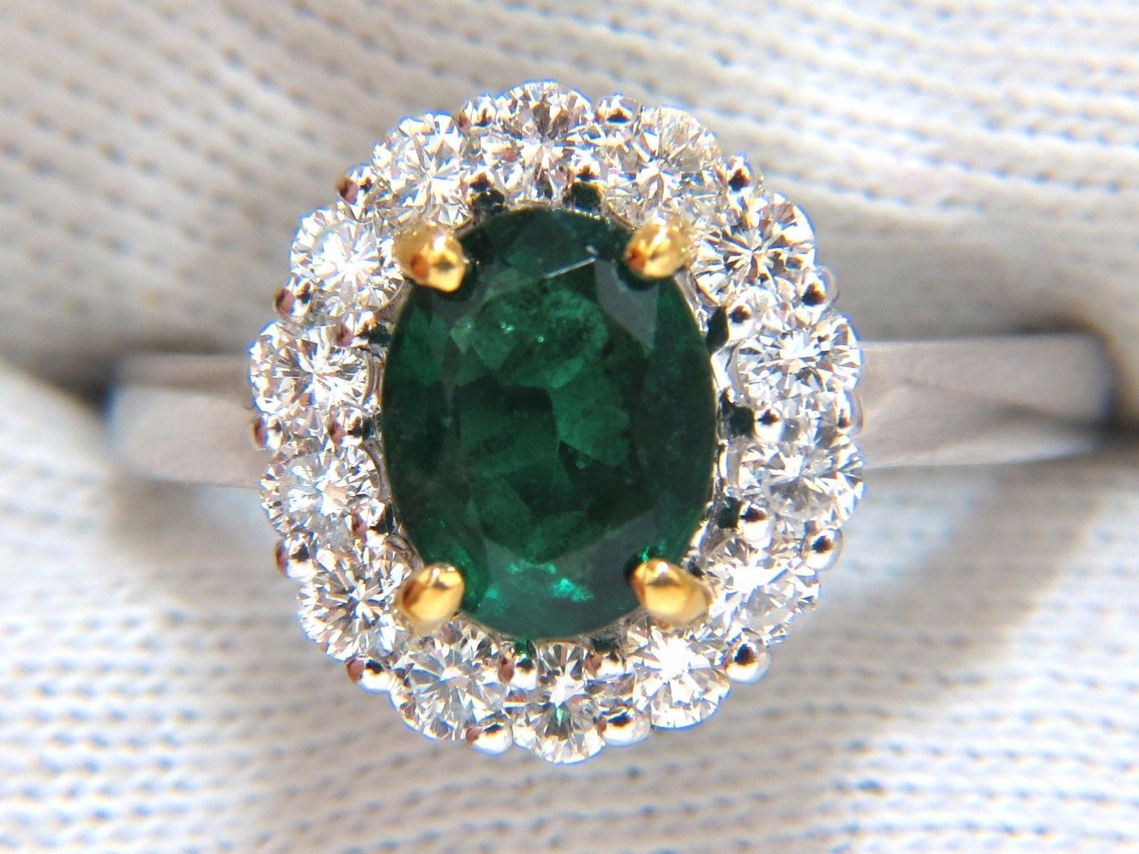 2,46 Karat natürliche Smaragd Diamanten Ring 18 Karat Vivid Green Halo A+ (Ovalschliff) im Angebot