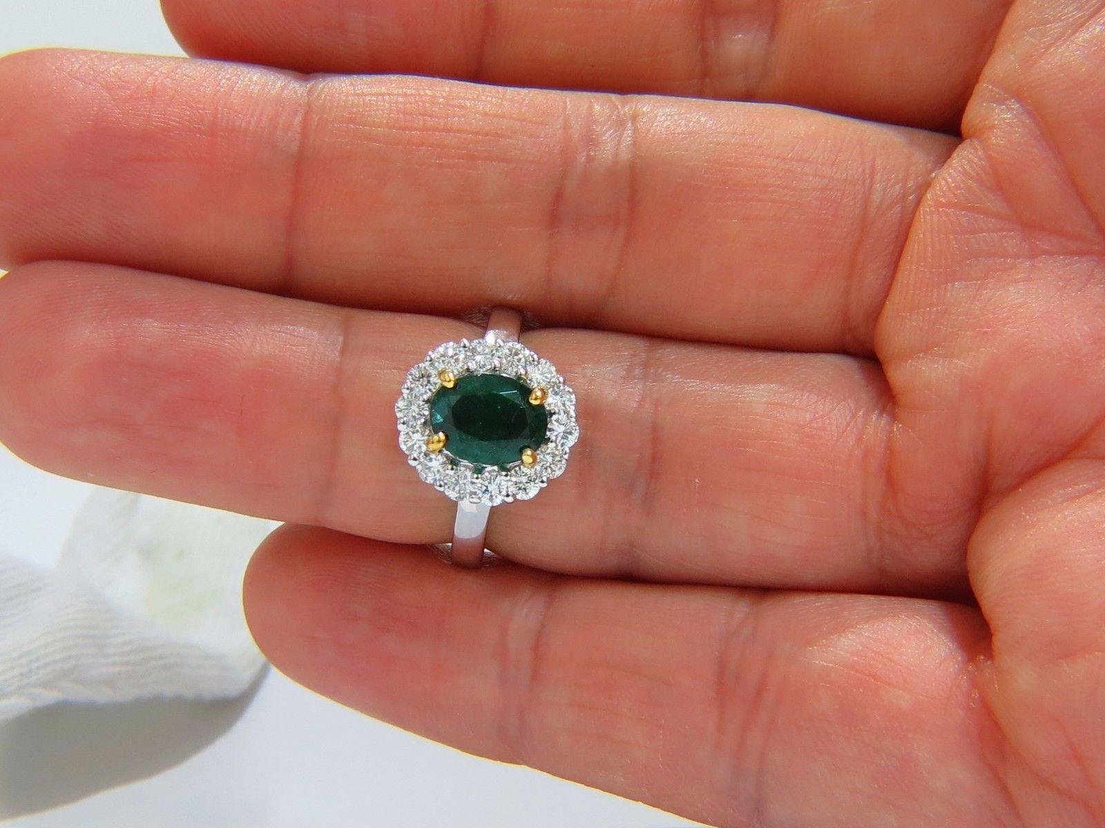 2,46 Karat natürliche Smaragd Diamanten Ring 18 Karat Vivid Green Halo A+ im Zustand „Neu“ im Angebot in New York, NY