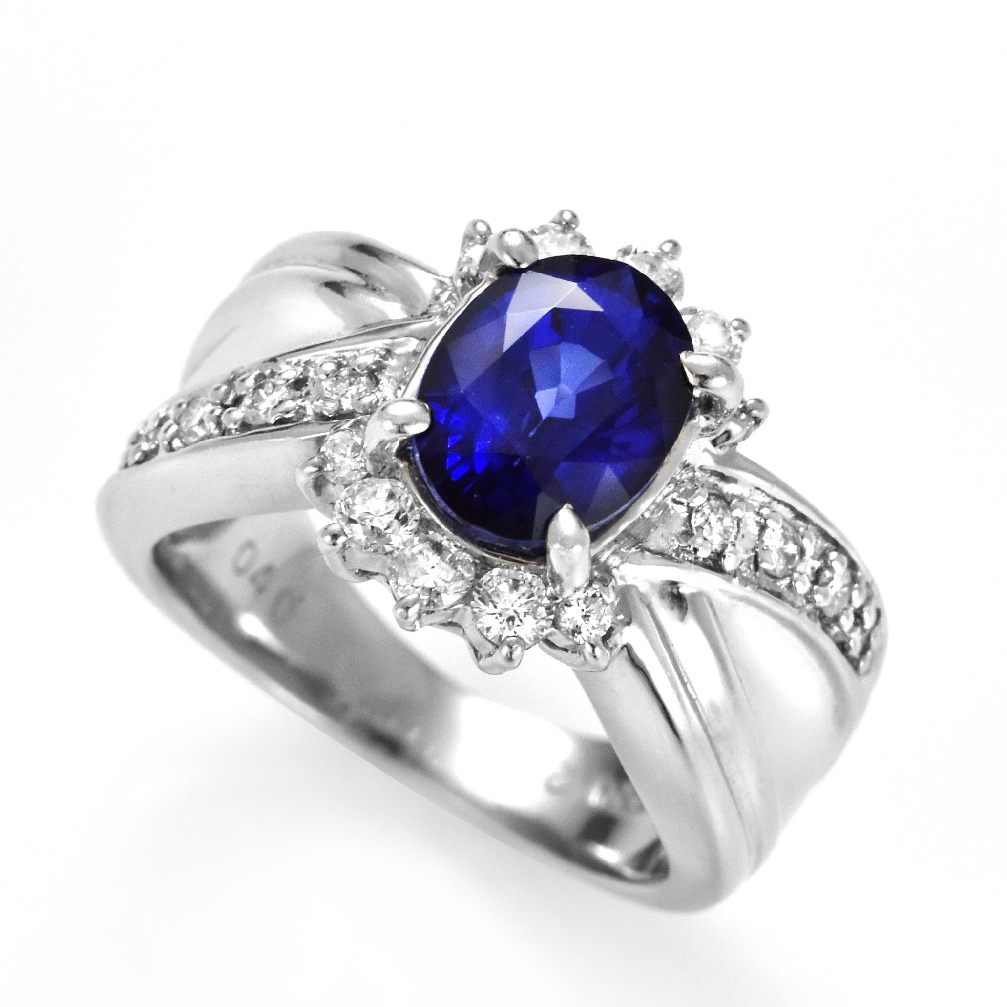 Ein wunderschöner Ring mit einem 2,46 Karat schweren natürlichen Saphir und 0,40 Karat Diamanten in Platin gefasst Saphire haben eine außergewöhnliche Haltbarkeit - sie zeichnen sich durch ihre Härte, Zähigkeit und Langlebigkeit aus, was sie zu
