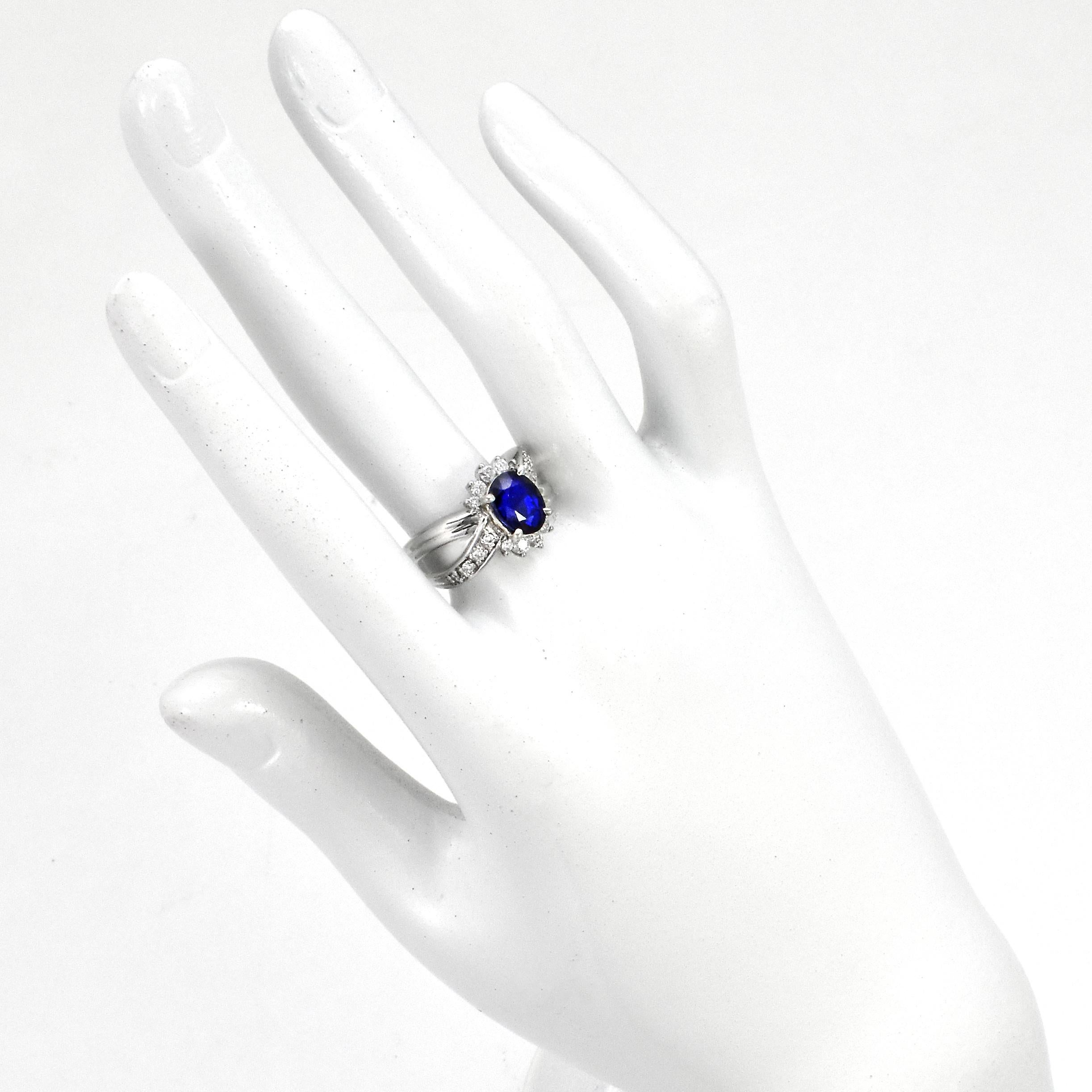 2,46 Karat natürlicher königsblauer Saphir und Diamantring aus Platin im Zustand „Hervorragend“ im Angebot in Tokyo, JP
