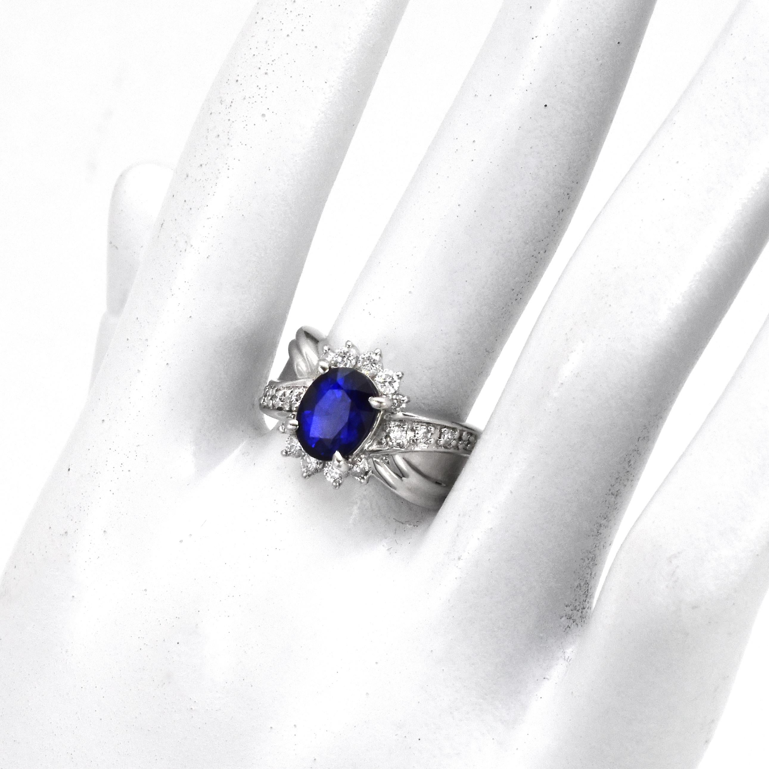 2,46 Karat natürlicher königsblauer Saphir und Diamantring aus Platin Damen im Angebot