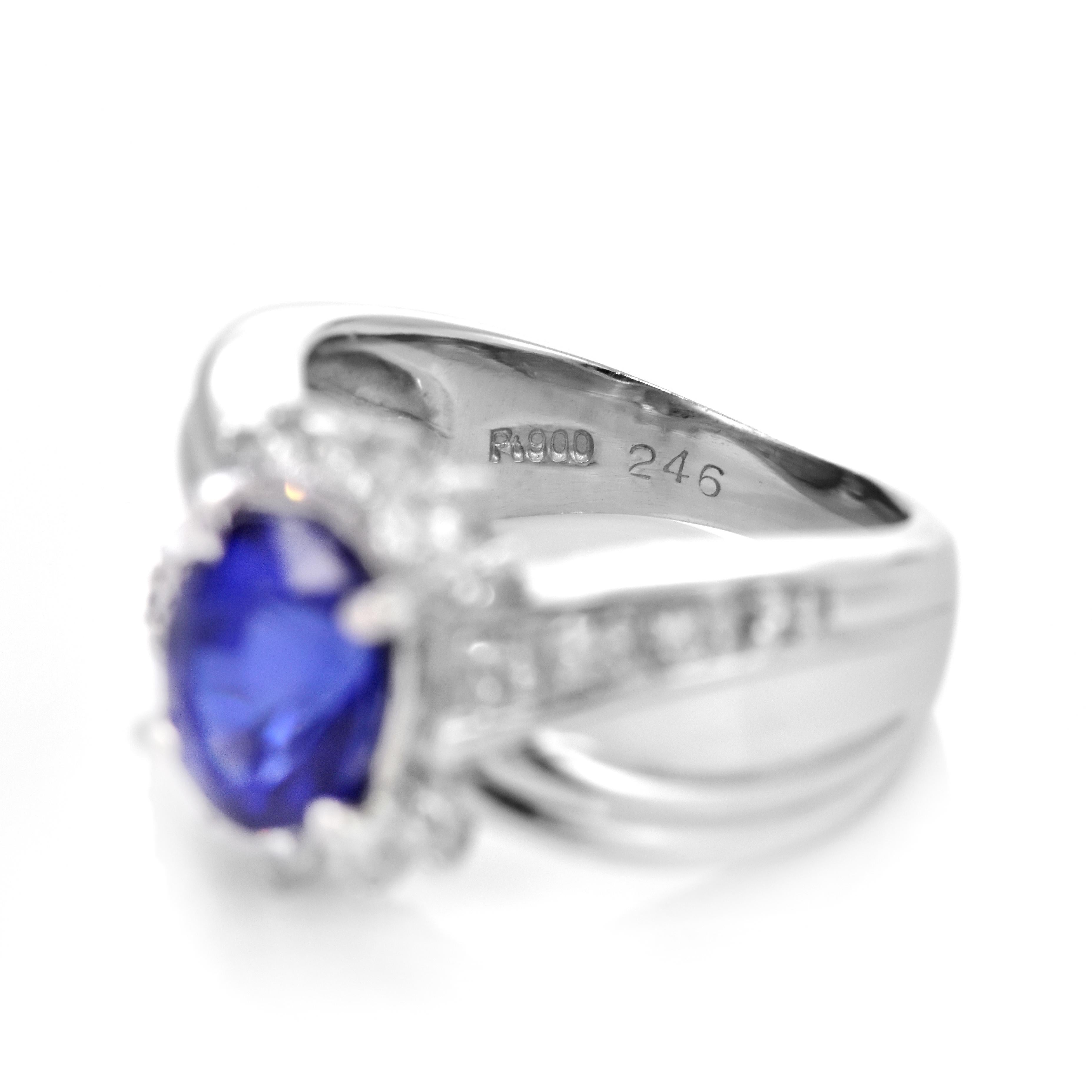 2,46 Karat natürlicher königsblauer Saphir und Diamantring aus Platin im Angebot 1