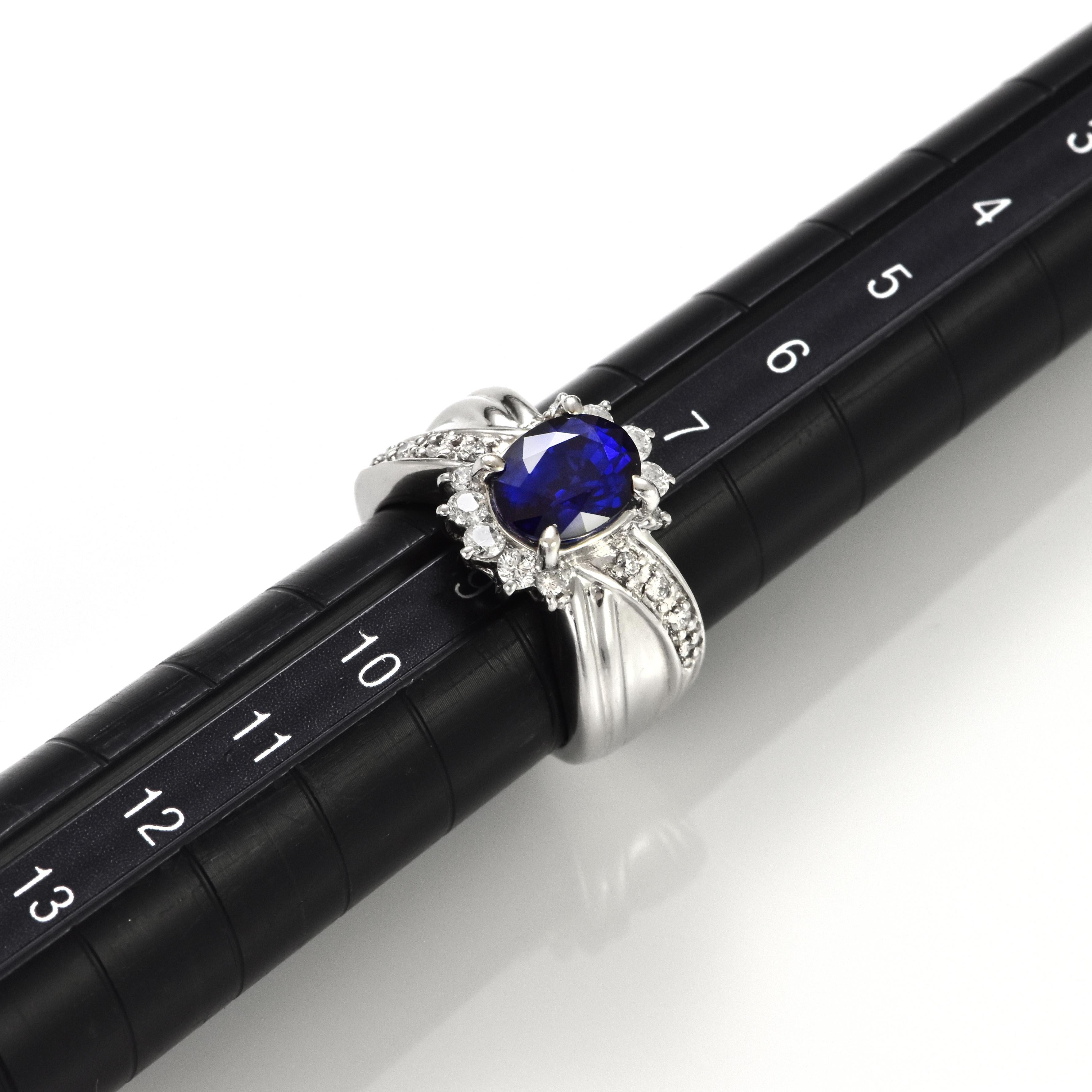 2,46 Karat natürlicher königsblauer Saphir und Diamantring aus Platin im Angebot 3