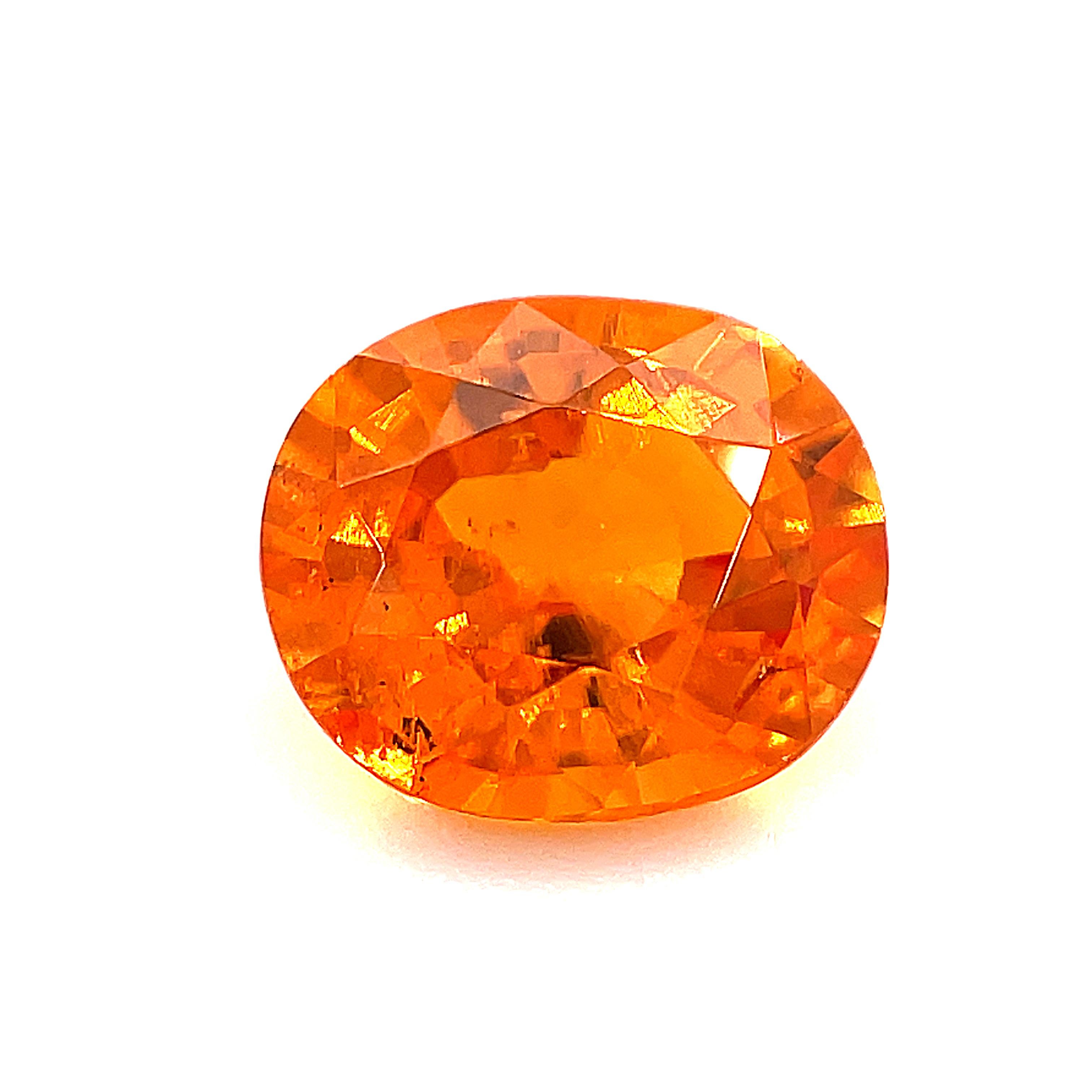 Ce brillant grenat spessartite a une belle couleur orange électrique ! Mesurant 8,26 x 7,14 x 4,65 millimètres, c'est un ovale joliment proportionné qui ferait une belle bague ou un beau pendentif. Il a la couleur orange vibrante d'une mandarine ou