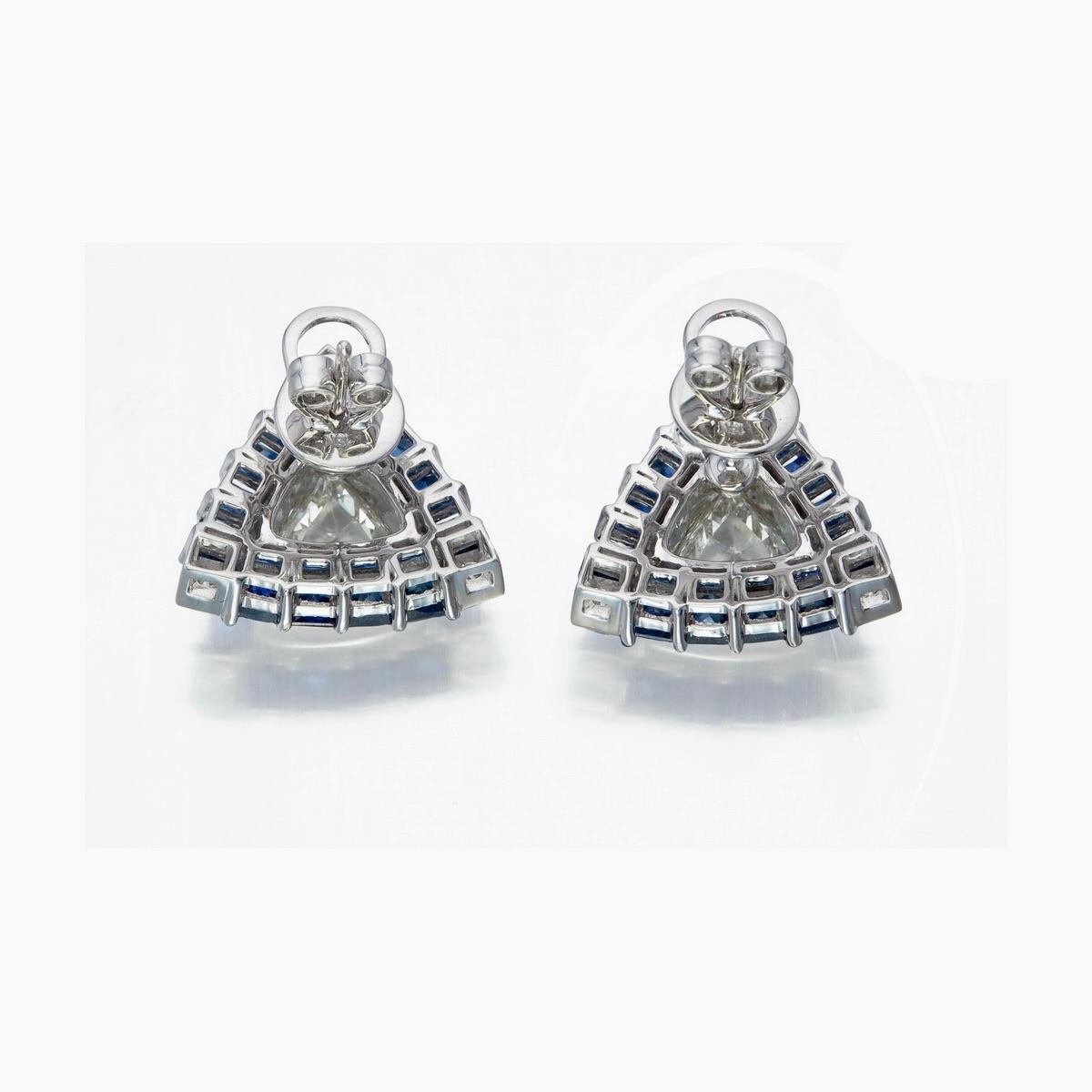 Pendientes de oro de 18 quilates con un trillón de diamantes de 2,46 quilates y zafiro azul Corte trillion en venta