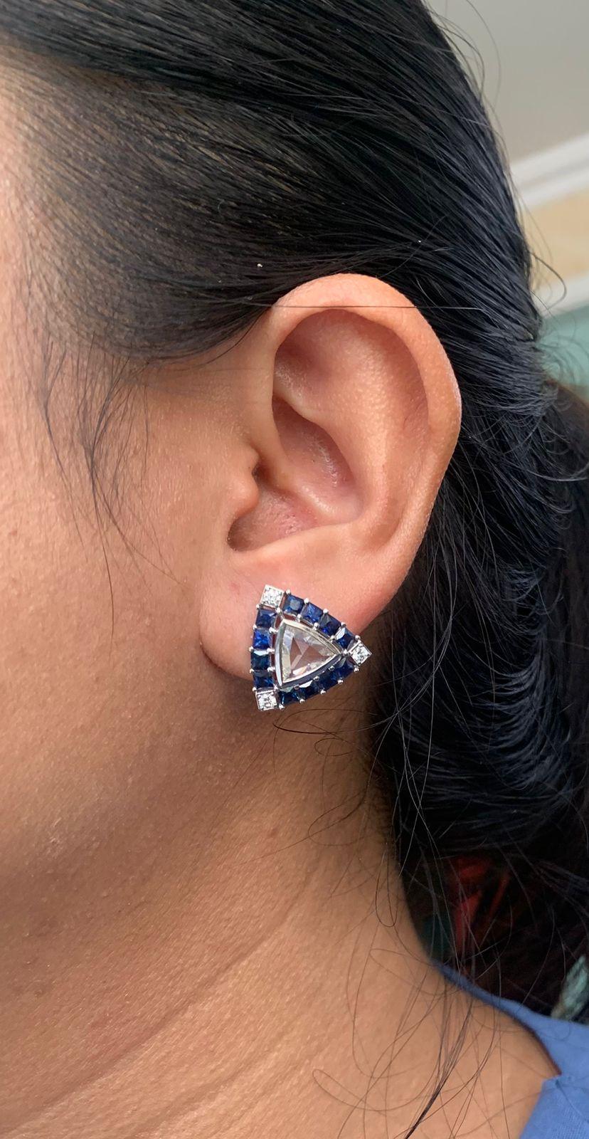 Pendientes de oro de 18 quilates con un trillón de diamantes de 2,46 quilates y zafiro azul en Nuevo estado para la venta en Bangkok, TH
