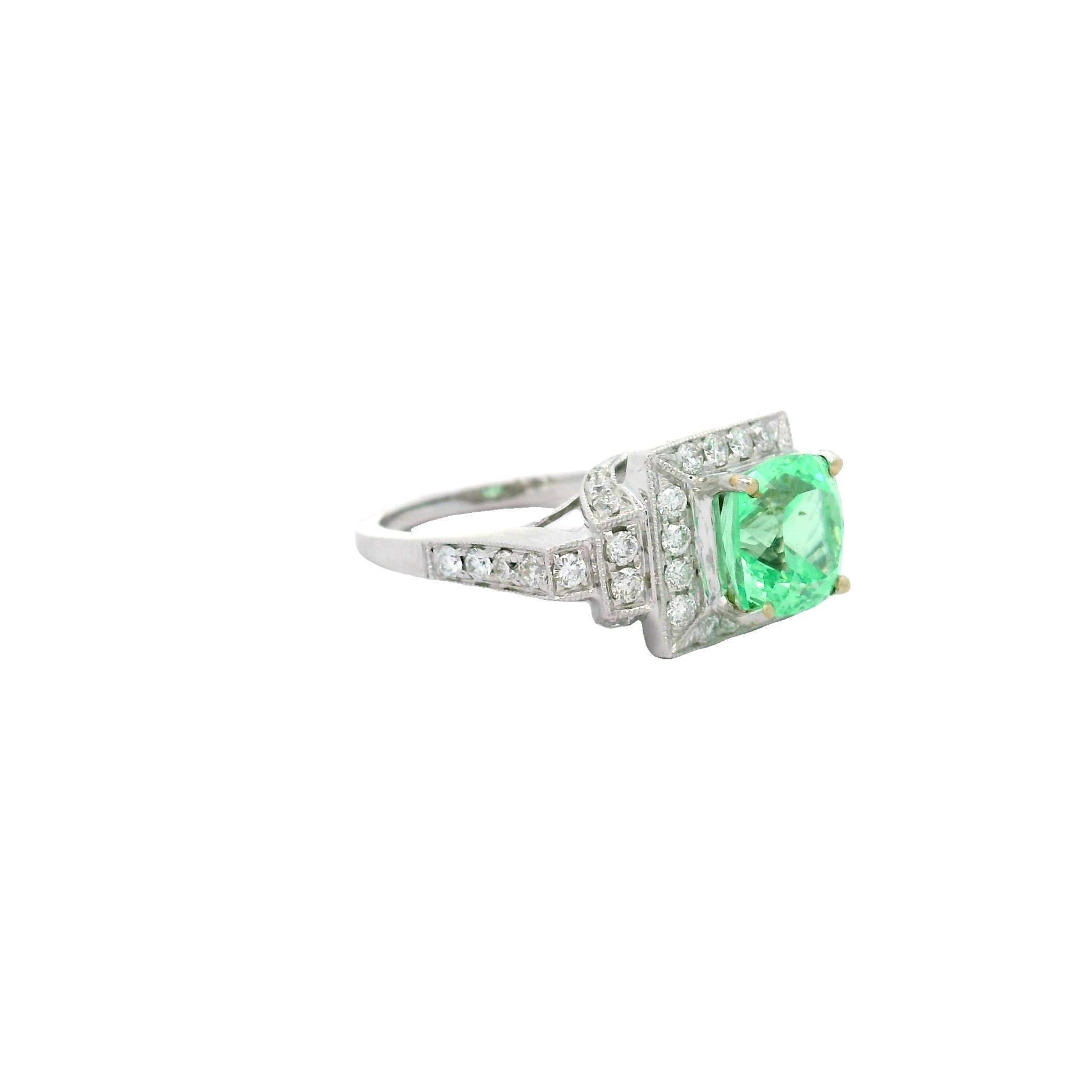 Taille coussin Bague en or blanc 18 carats avec grenat tsavorite et diamant de 2,46 carats, certifiée GIA en vente