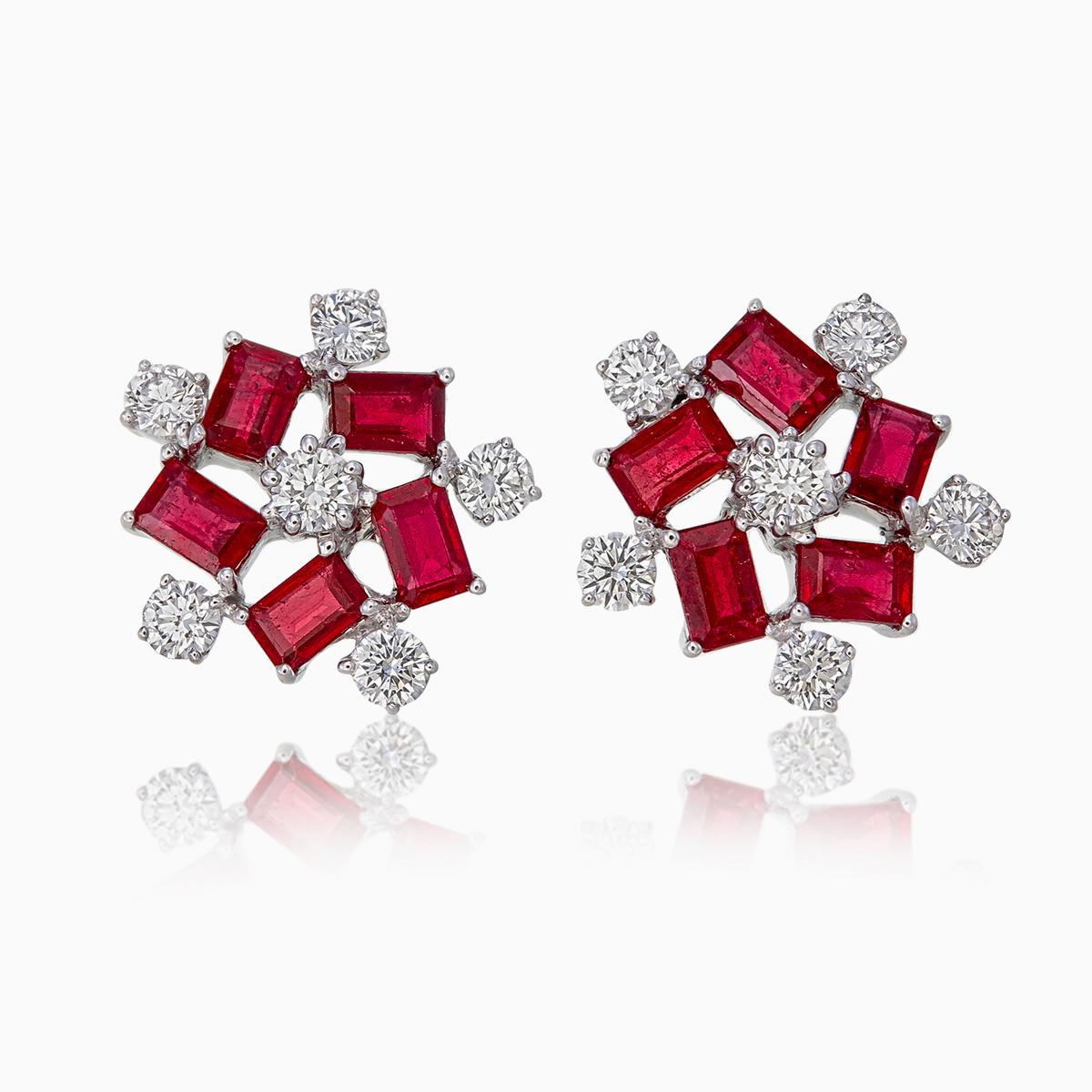 Ces boucles d'oreilles présentent 2,46 carats de rubis taillés en baguette. Les rubis sont entourés de 0,89 carats de diamants de taille ronde, ajoutant une touche qui rehausse leur beauté. 

Fabriquées en or blanc 18 carats avec un poids combiné de