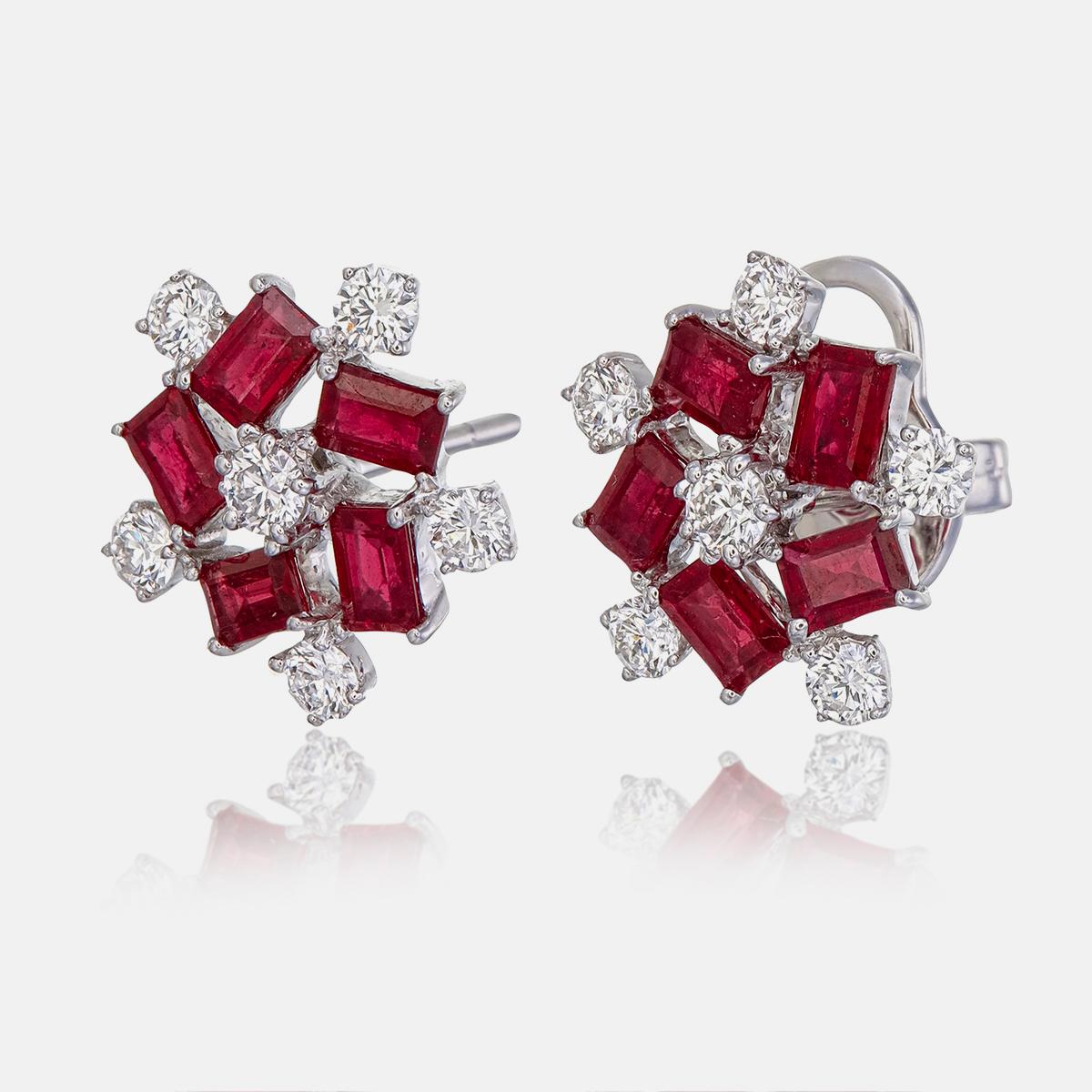Taille baguette Boucles d'oreilles en or blanc 18 carats avec rubis taille baguette de 2,46 carats et diamants en vente