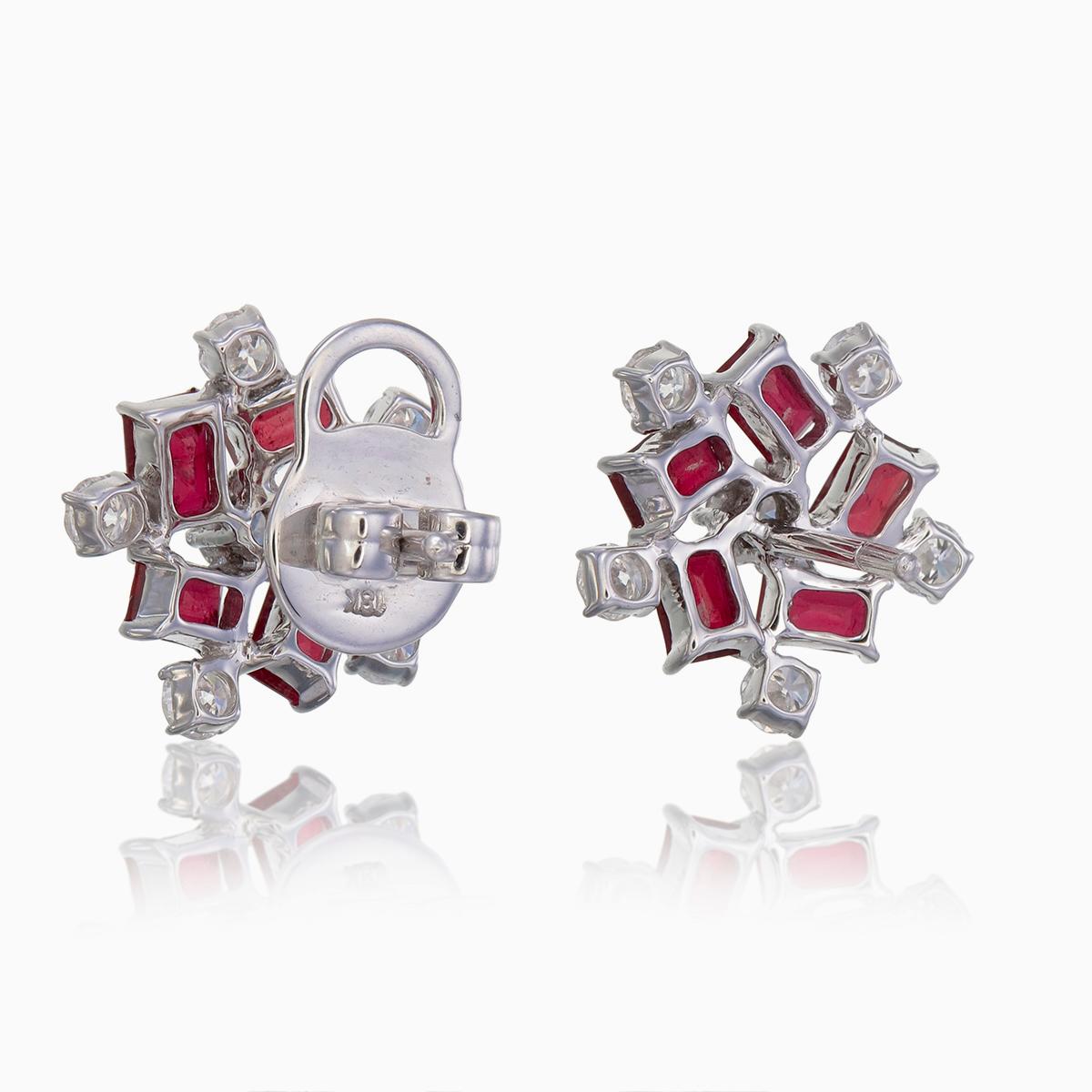 Boucles d'oreilles en or blanc 18 carats avec rubis taille baguette de 2,46 carats et diamants Neuf - En vente à Bangkok, TH