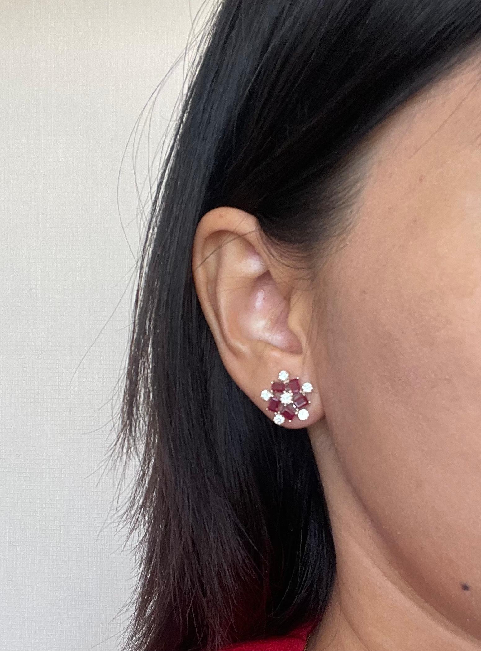 Boucles d'oreilles en or blanc 18 carats avec rubis taille baguette de 2,46 carats et diamants Pour femmes en vente