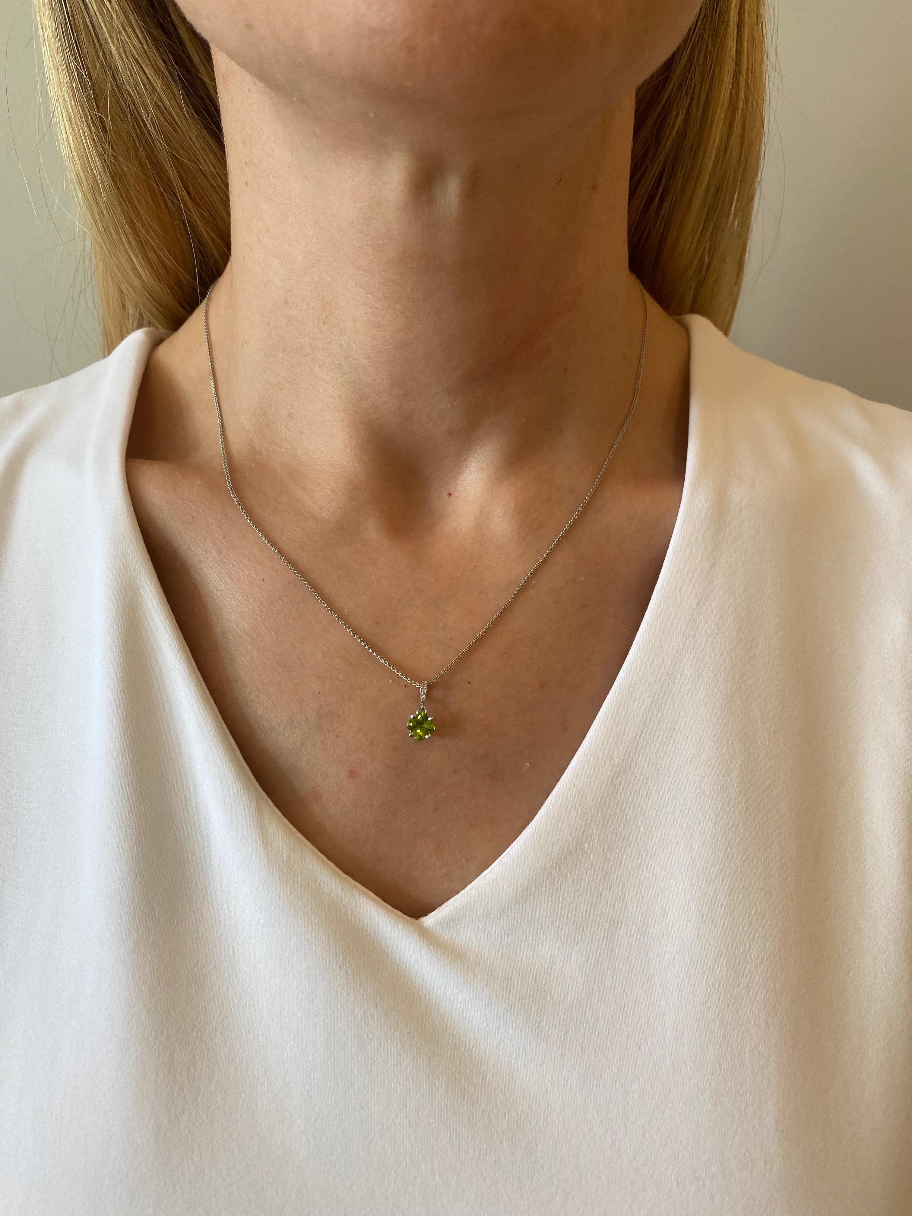 Mixed Cut 2.46 Carats Clover-Shaped Peridot & Diamond Necklace/Earring Set in 18 Karat WG