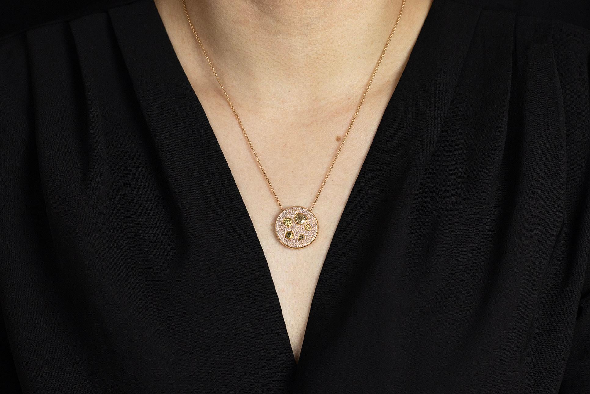 Moderne Roman Malakov, collier pendentif en forme de cœur de couleur fantaisie de 2,34 carats en vente