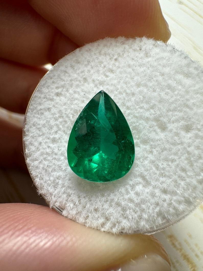 A. Stone: Smeraldo
Peso: 2,46 carati
Forma: Taglio a pera
Chiarezza: Trasparente
Lucentezza: Eccellente-Molto buona
Colore: Verde intenso e vivace
Misure: 11,46 mm x 8,38 mm x 5,29 mm
Origine geografica: Brasile
Trattamento: Naturale,