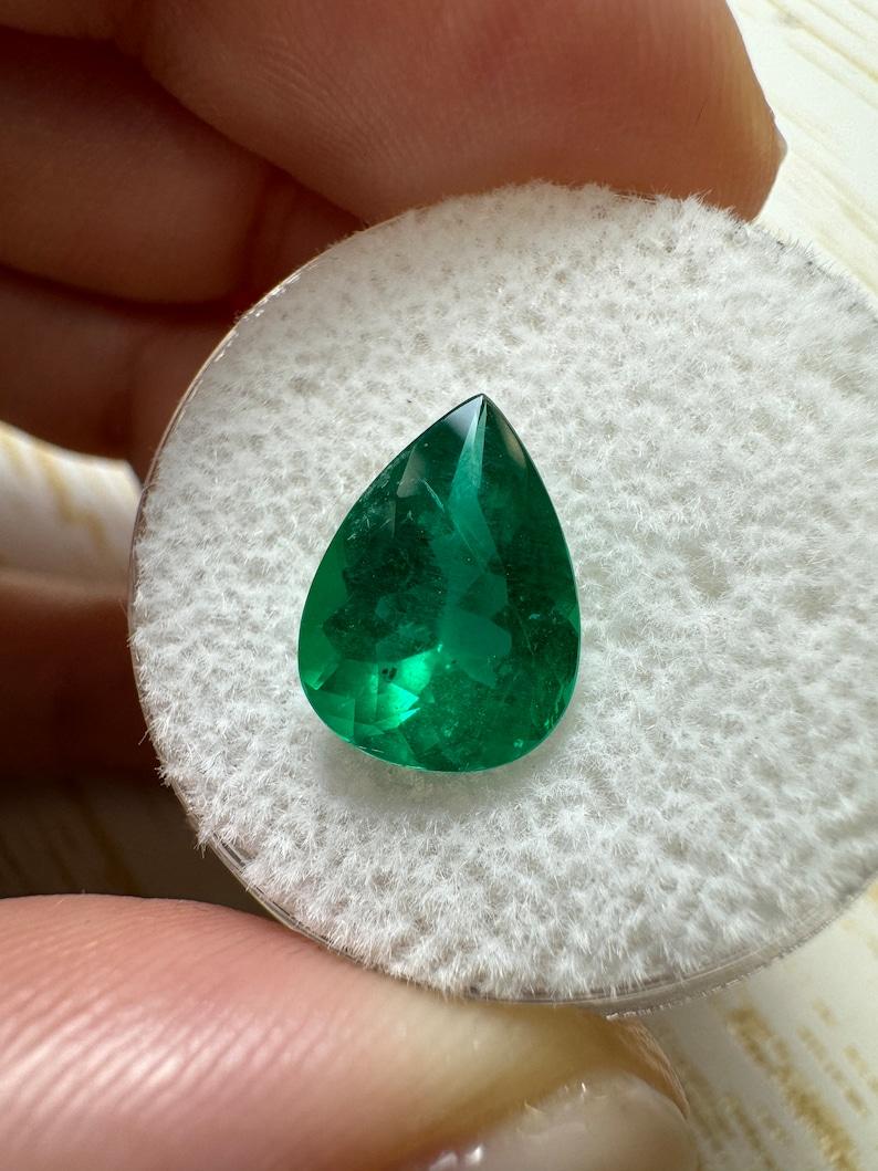 Moderno 2,46 Ct AAA+ Smeraldo brasiliano verde intenso - Gemma di maggio con taglio a pera in vendita