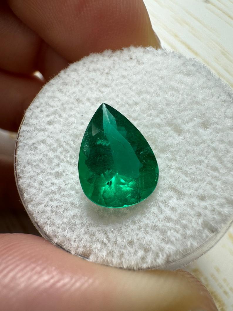 Taglio a goccia 2,46 Ct AAA+ Smeraldo brasiliano verde intenso - Gemma di maggio con taglio a pera in vendita