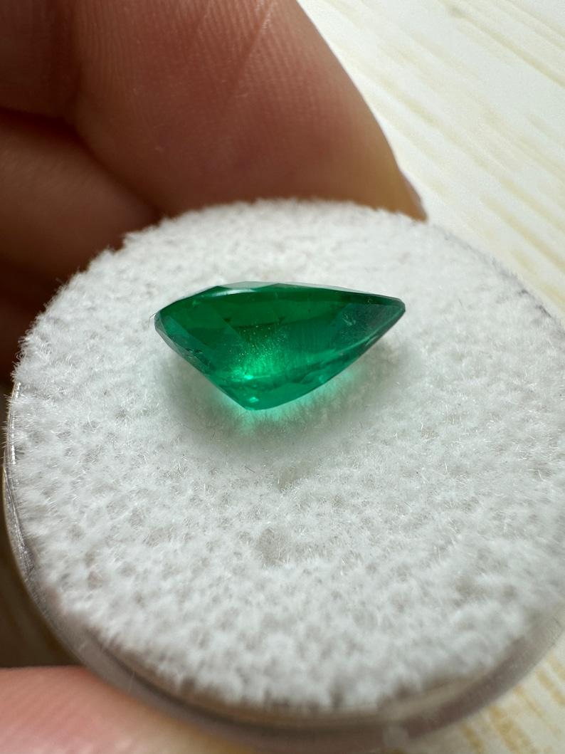 Donna 2,46 Ct AAA+ Smeraldo brasiliano verde intenso - Gemma di maggio con taglio a pera in vendita