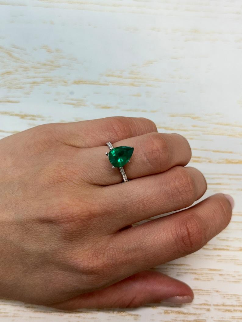 2,46 Ct AAA+ Smeraldo brasiliano verde intenso - Gemma di maggio con taglio a pera in vendita 1