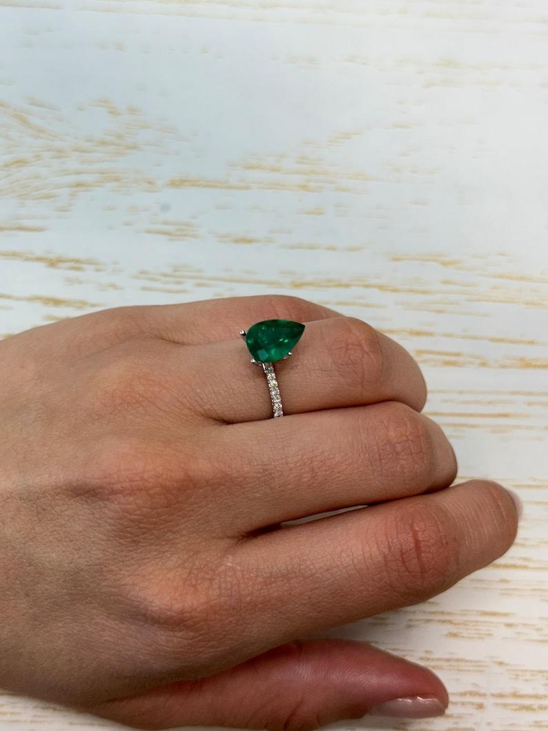 2,46 Ct AAA+ Smeraldo brasiliano verde intenso - Gemma di maggio con taglio a pera in vendita 3