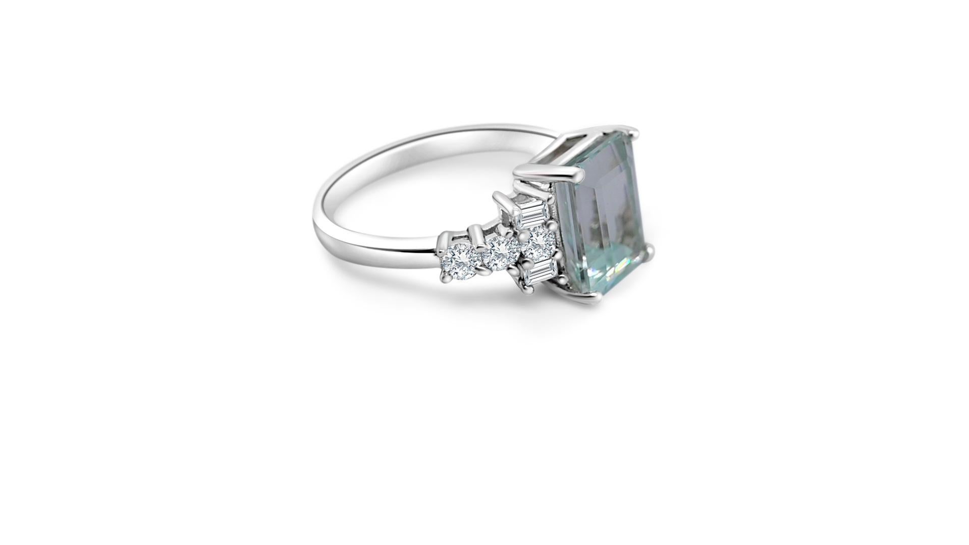 2.10 Ct Aquamarine and Cubic Zirconia 925 Sterling Silver Engagement Ring   In Excellent Condition For Sale In New York, NY