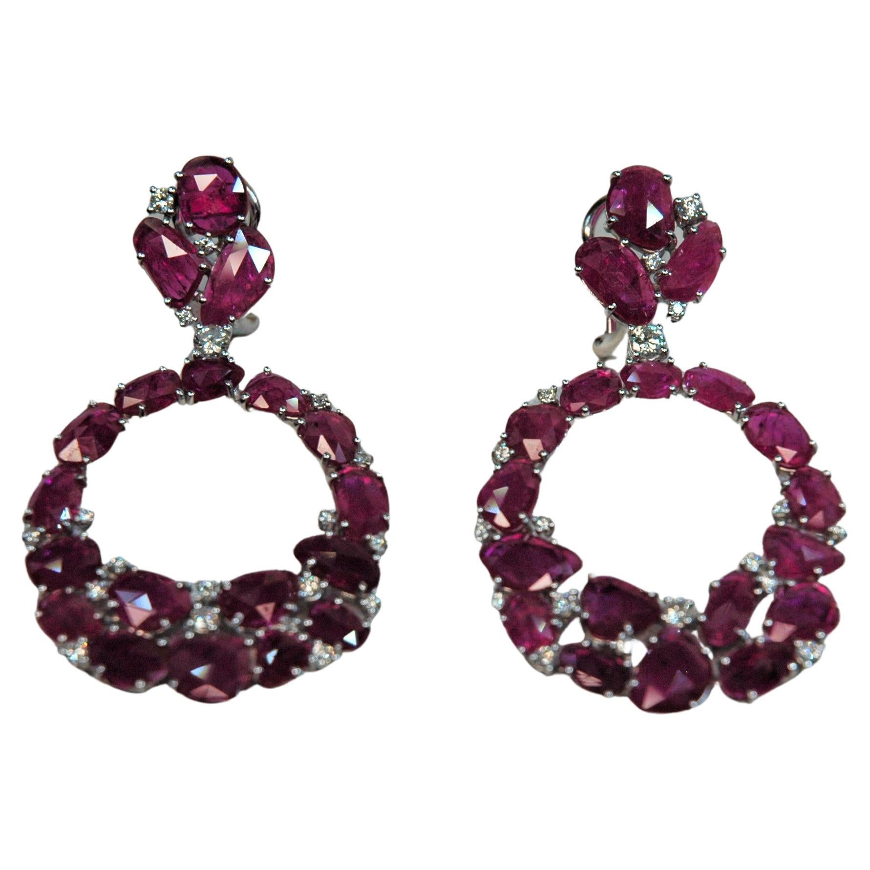 Ces boucles d'oreilles très tendance sont fabriquées à la main en Italie. Les pierres de rubis sont plates et toutes différentes les unes des autres. Ils sont assemblés avec des diamants pour créer une forme ovale parfaite qui pend du haut des