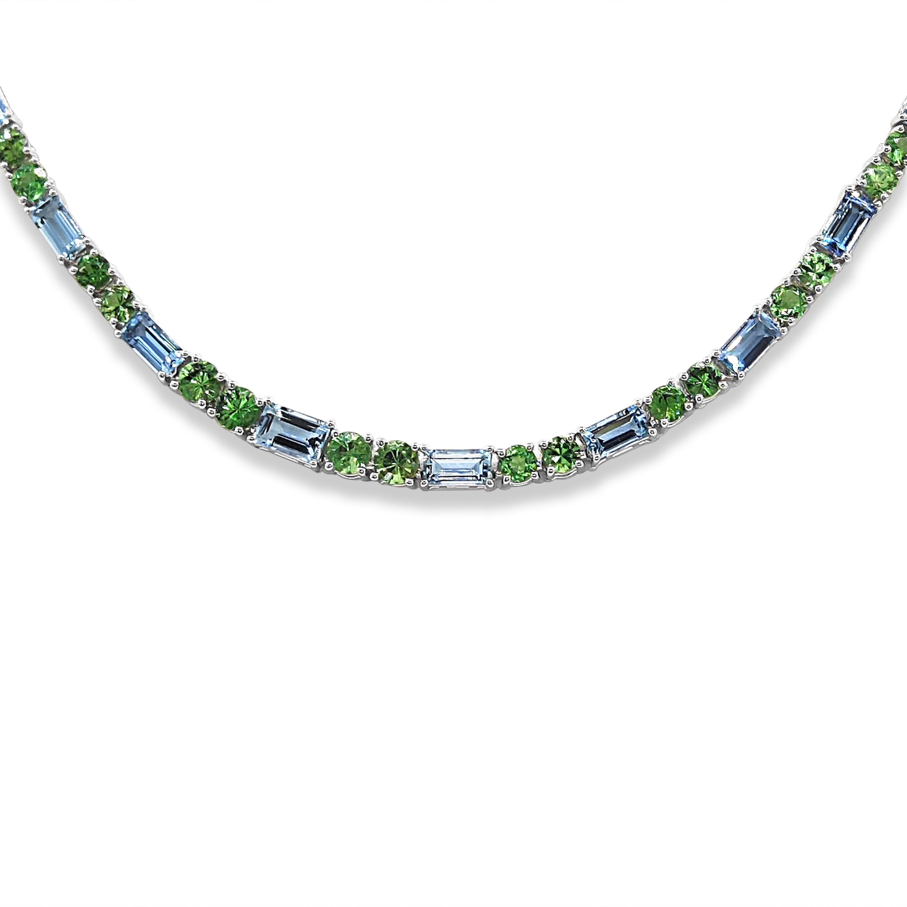 34 gemme di acquamarina: 12,97 Carati
68 Gemme di Tsavorite: 11,70 Carati
Metallo: Oro bianco 18K, 25,50  Grammi
