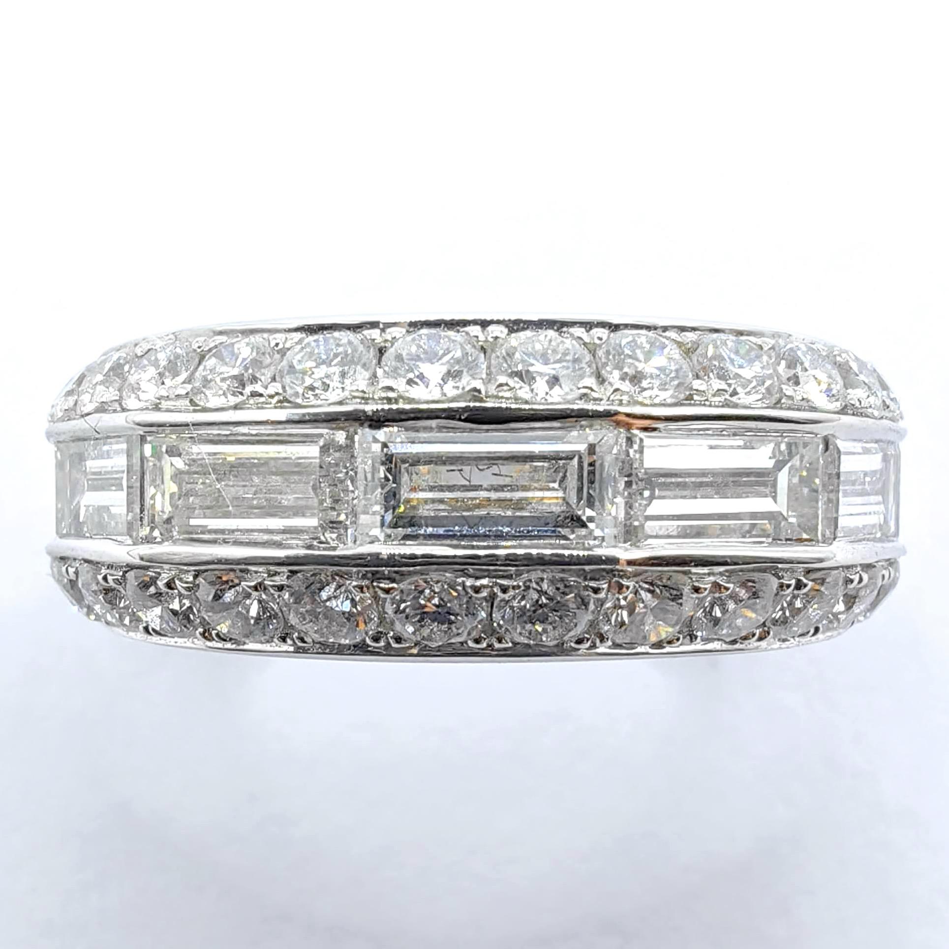 Im Angebot: 2,46ct Baguette & Rundschliff Pavé Diamant 3 Row Halb Ewigkeit Ring 18K Weißgold () 2