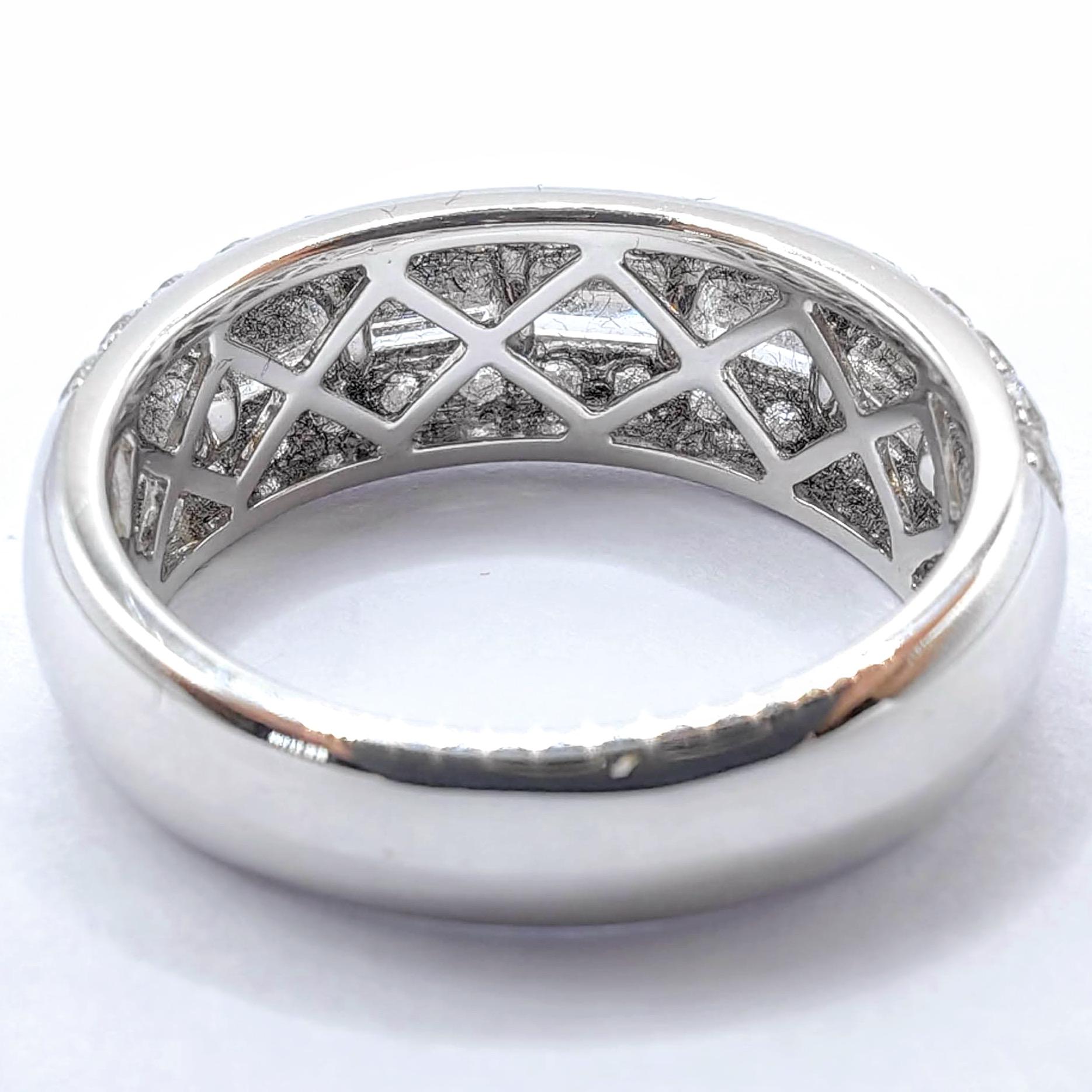 Im Angebot: 2,46ct Baguette & Rundschliff Pavé Diamant 3 Row Halb Ewigkeit Ring 18K Weißgold () 5